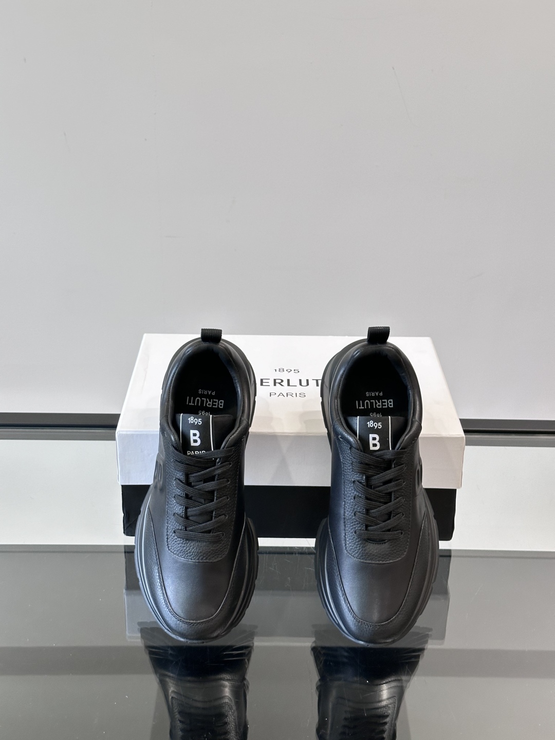 Berluti/布鲁提 低帮休闲运动鞋，这款百搭的低帮运动鞋鞋面采用进口牛皮打造，外侧饰有scritto