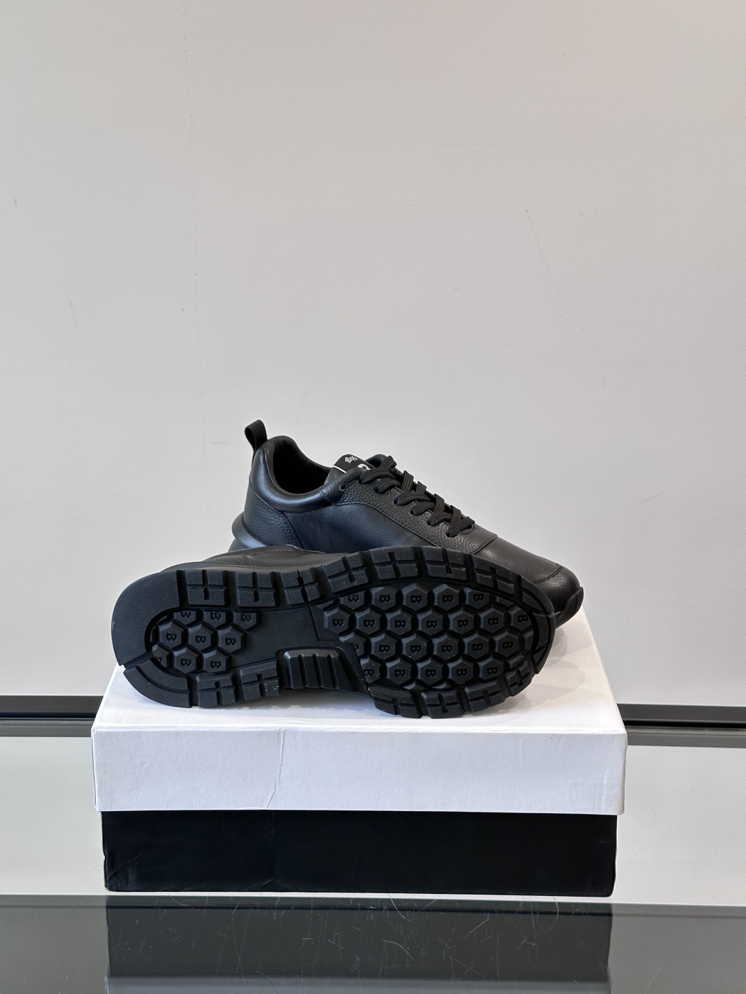 Berluti/布鲁提 低帮休闲运动鞋，这款百搭的低帮运动鞋鞋面采用进口牛皮打造，外侧饰有scritto