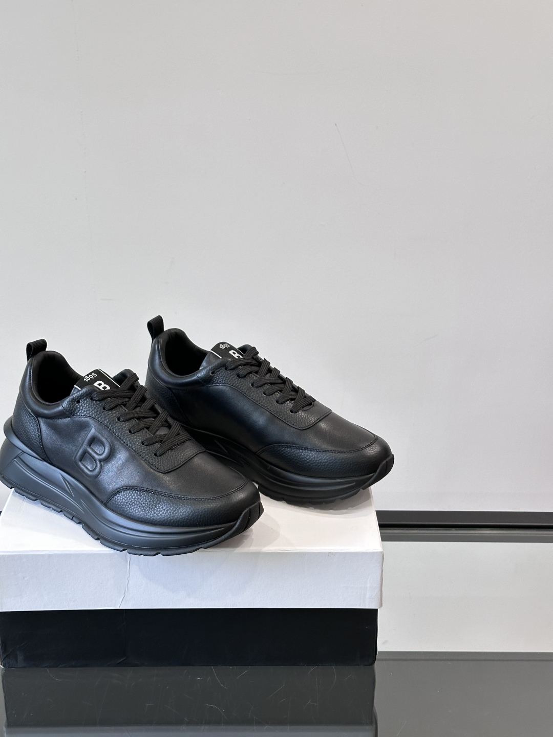 Berluti/布鲁提 低帮休闲运动鞋，这款百搭的低帮运动鞋鞋面采用进口牛皮打造，外侧饰有scritto