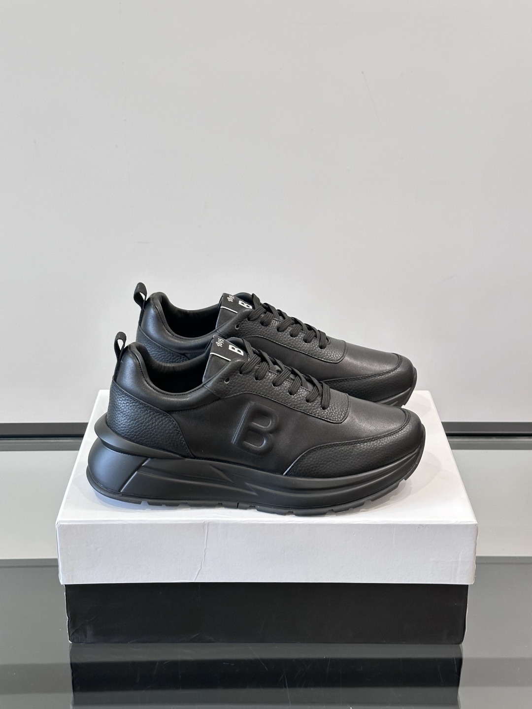 Berluti/布鲁提 低帮休闲运动鞋，这款百搭的低帮运动鞋鞋面采用进口牛皮打造，外侧饰有scritto