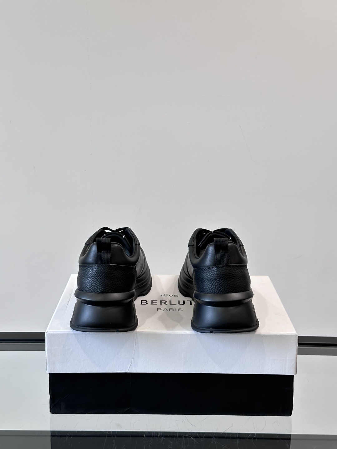 Berluti/布鲁提 低帮休闲运动鞋，这款百搭的低帮运动鞋鞋面采用进口牛皮打造，外侧饰有scritto