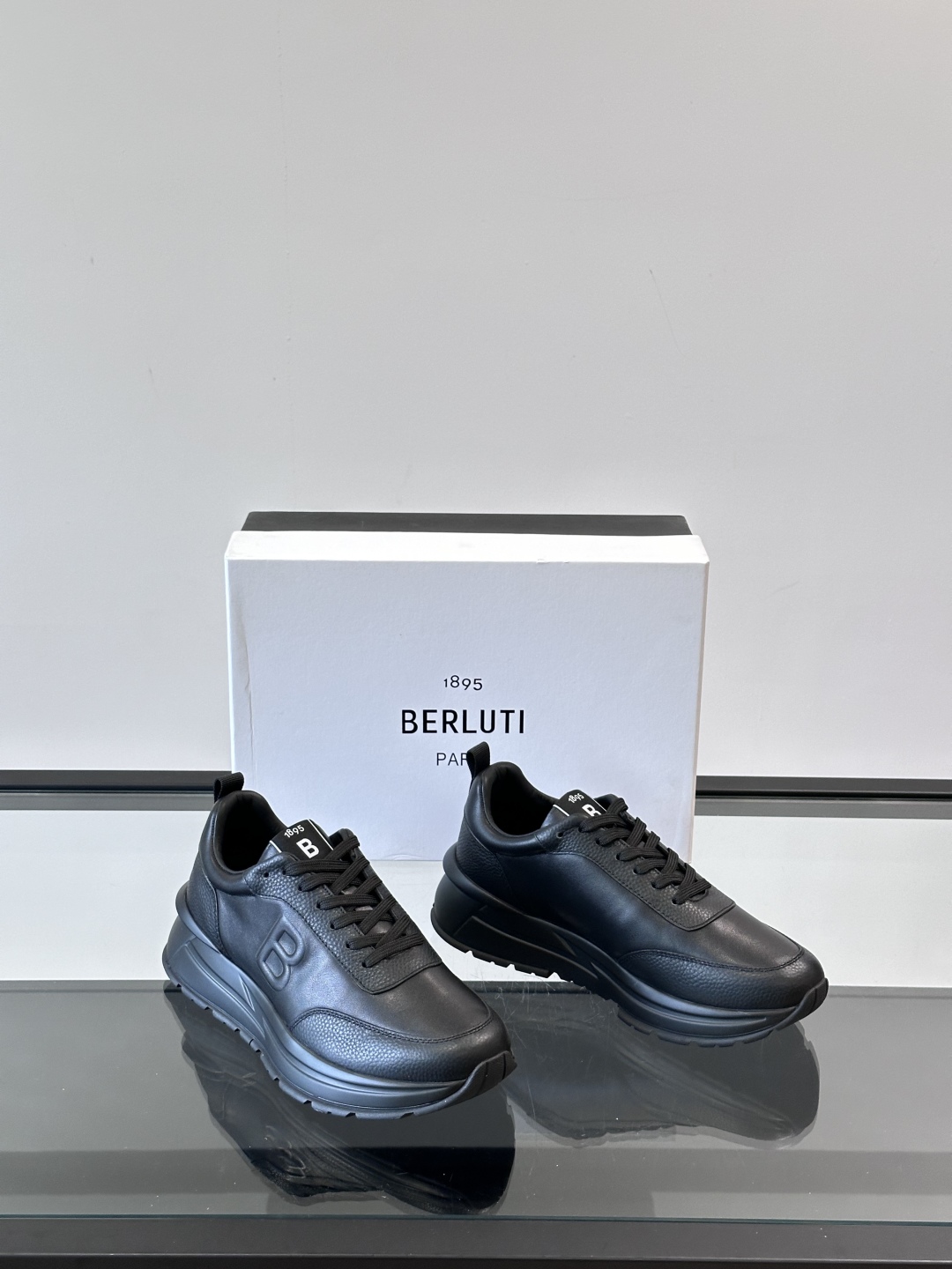 Berluti/布鲁提 低帮休闲运动鞋，这款百搭的低帮运动鞋鞋面采用进口牛皮打造，外侧饰有scritto