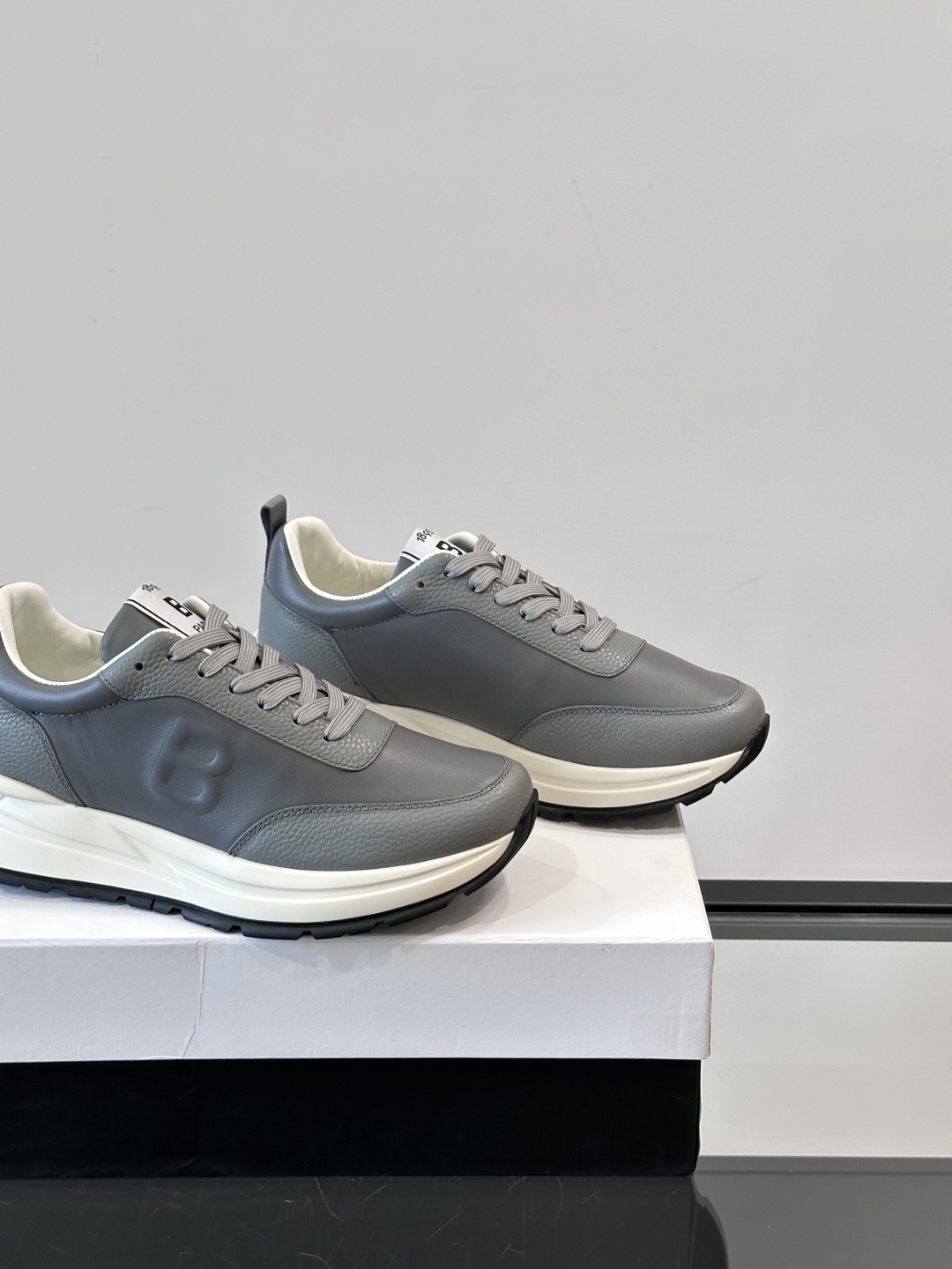 Berluti/布鲁提 低帮休闲运动鞋，这款百搭的低帮运动鞋鞋面采用进口牛皮打造，外侧饰有scritto