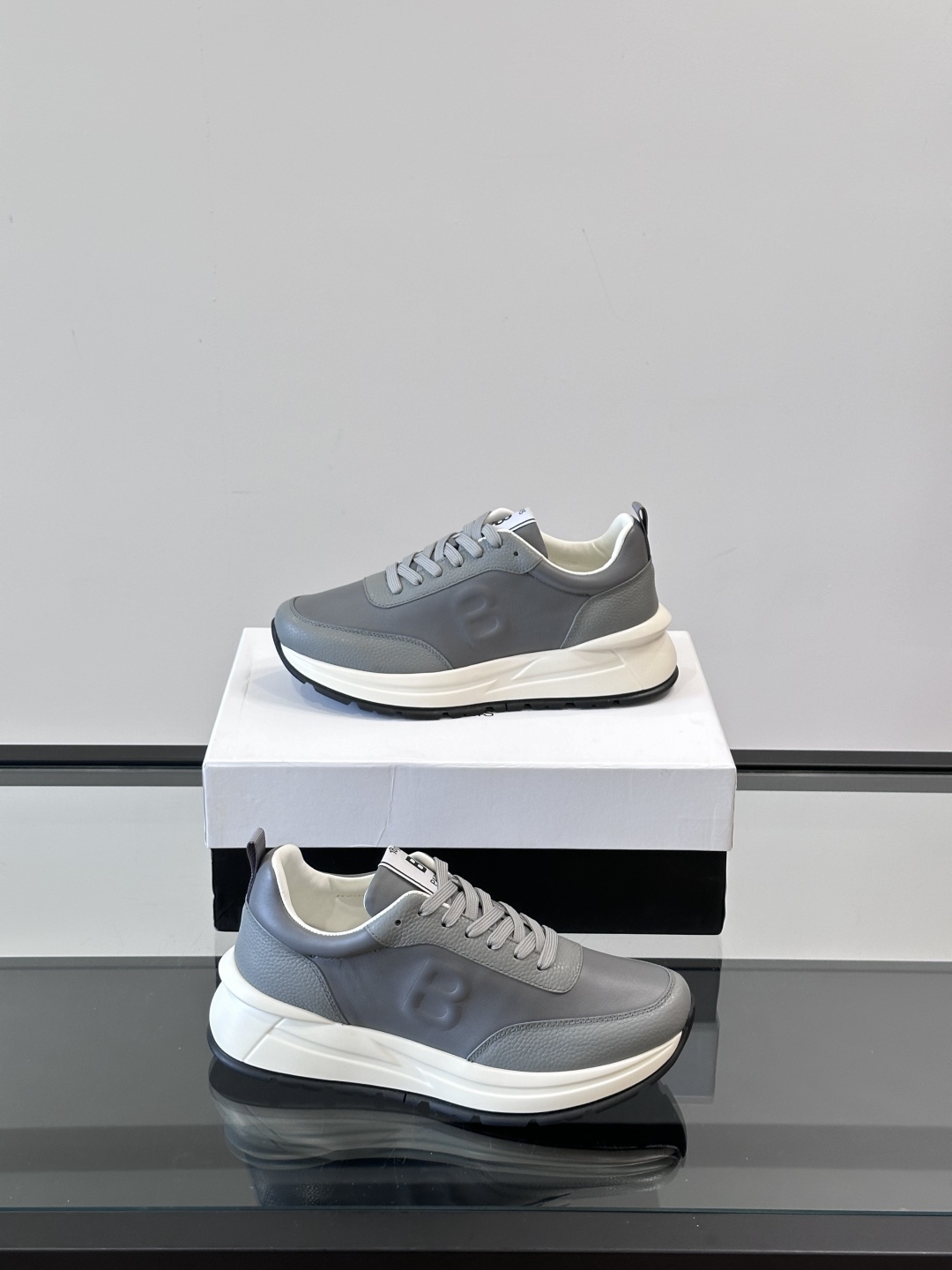Berluti/布鲁提 低帮休闲运动鞋，这款百搭的低帮运动鞋鞋面采用进口牛皮打造，外侧饰有scritto