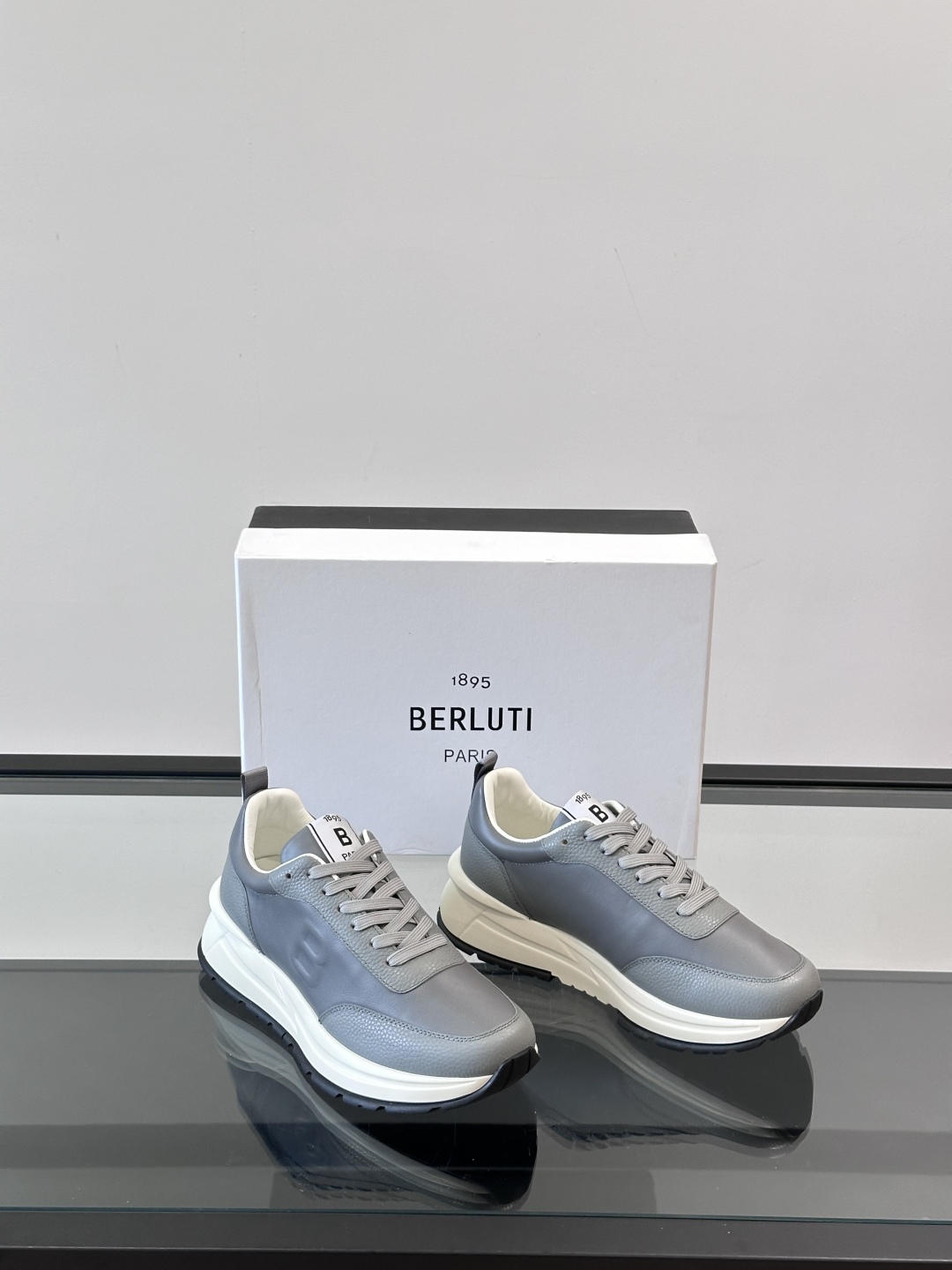 Berluti/布鲁提 低帮休闲运动鞋，这款百搭的低帮运动鞋鞋面采用进口牛皮打造，外侧饰有scritto