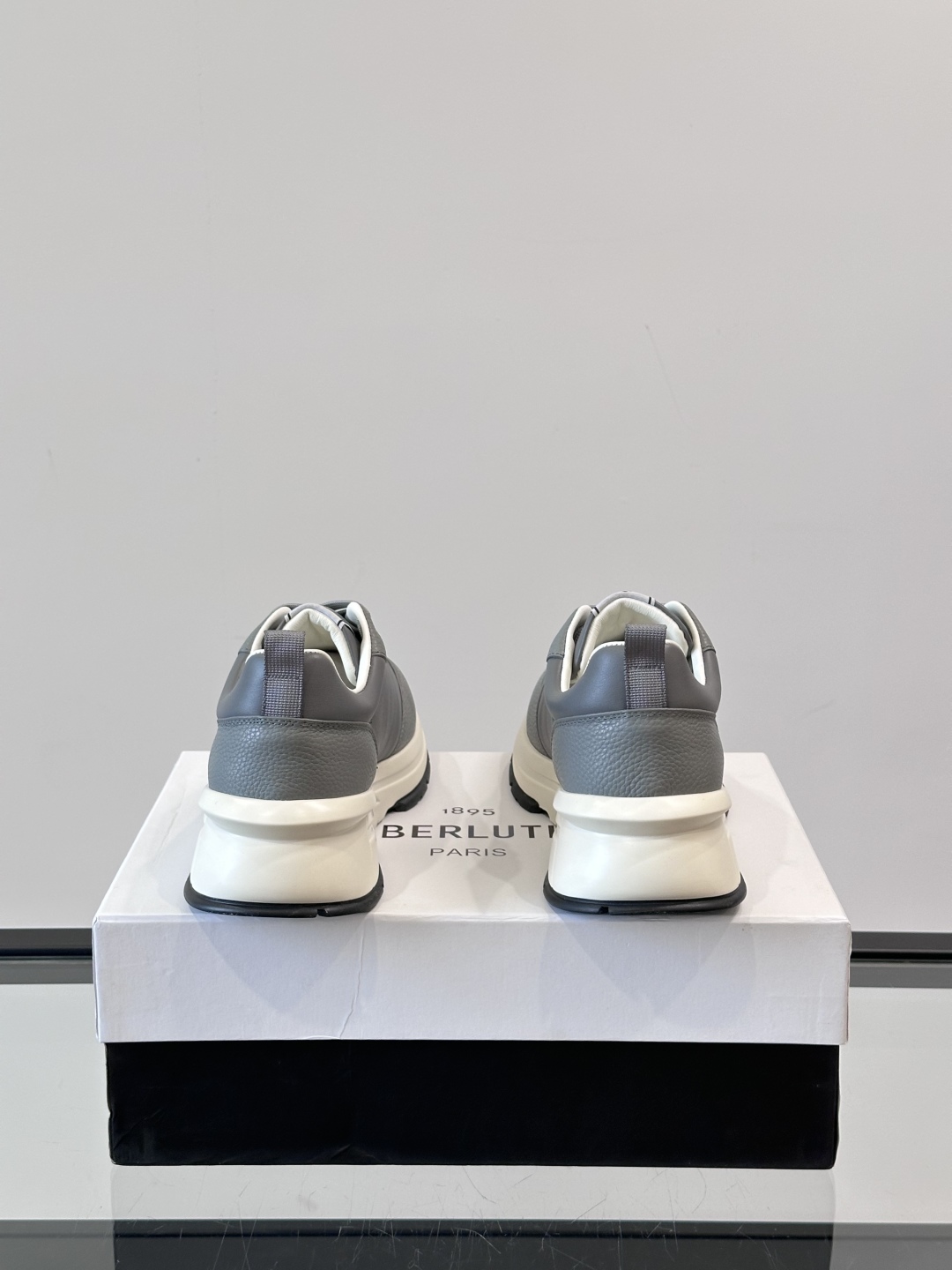 Berluti/布鲁提 低帮休闲运动鞋，这款百搭的低帮运动鞋鞋面采用进口牛皮打造，外侧饰有scritto