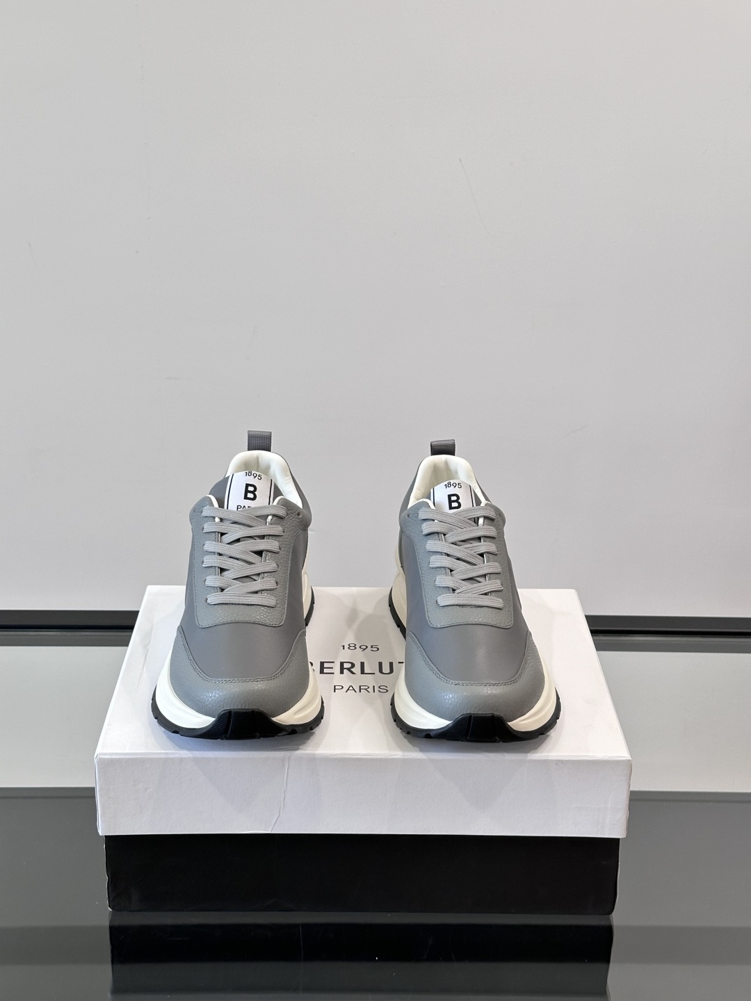 Berluti/布鲁提 低帮休闲运动鞋，这款百搭的低帮运动鞋鞋面采用进口牛皮打造，外侧饰有scritto