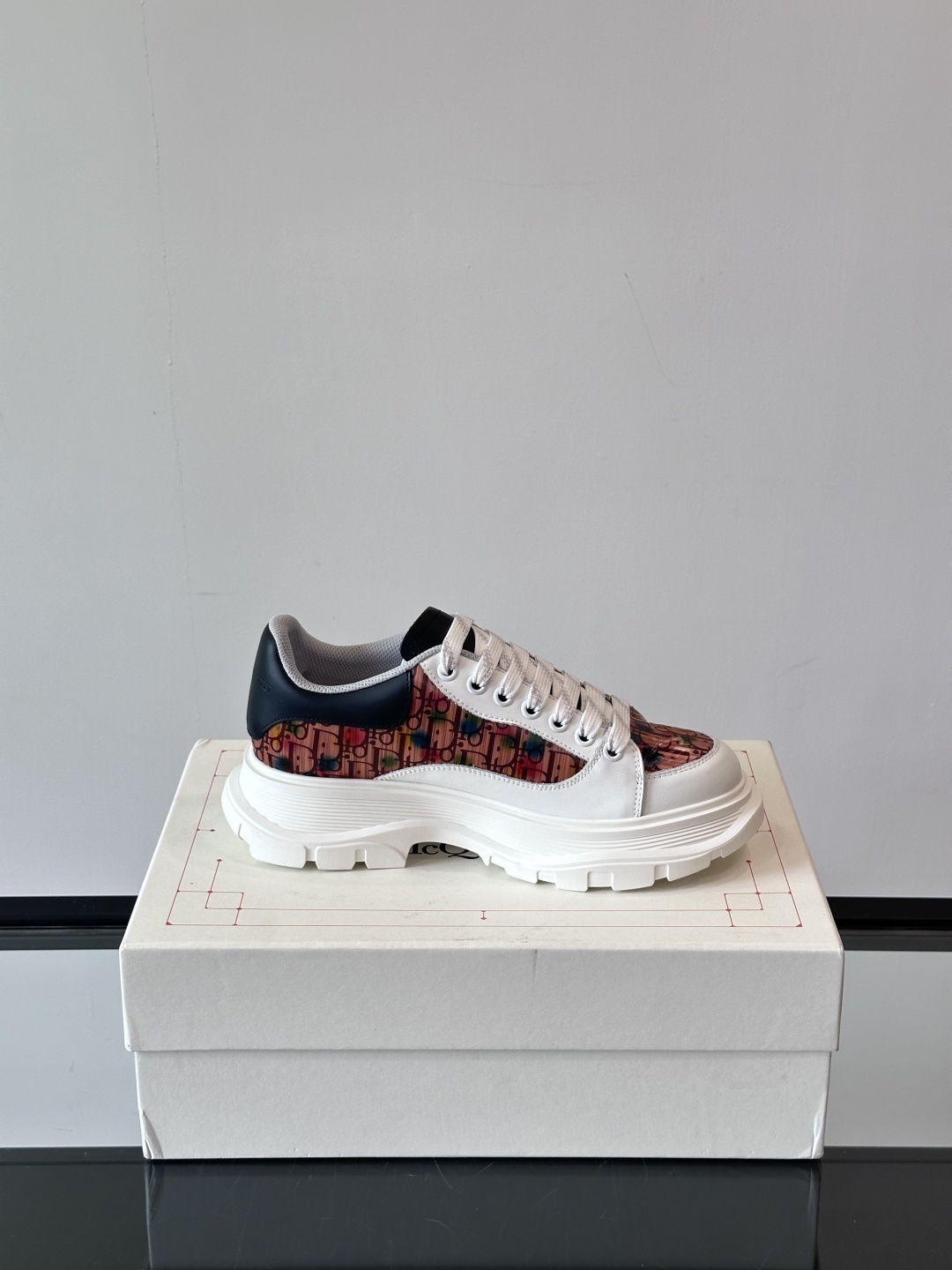 𝐀𝐥𝐞𝐱𝐚𝐧𝐝𝐞𝐫 𝐌𝐜𝐐𝐔𝐄𝐄𝐍亚历山麦昆情侣款‼️ 休闲鞋👟。终极版本 随意PK柜货 麦昆这鞋款一出