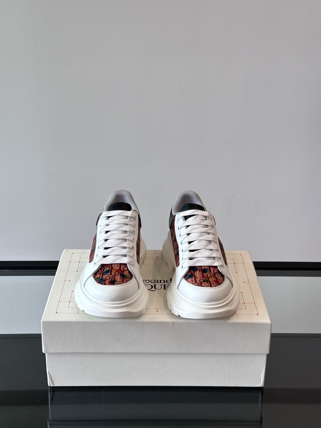 𝐀𝐥𝐞𝐱𝐚𝐧𝐝𝐞𝐫 𝐌𝐜𝐐𝐔𝐄𝐄𝐍亚历山麦昆情侣款‼️ 休闲鞋👟。终极版本 随意PK柜货 麦昆这鞋款一出