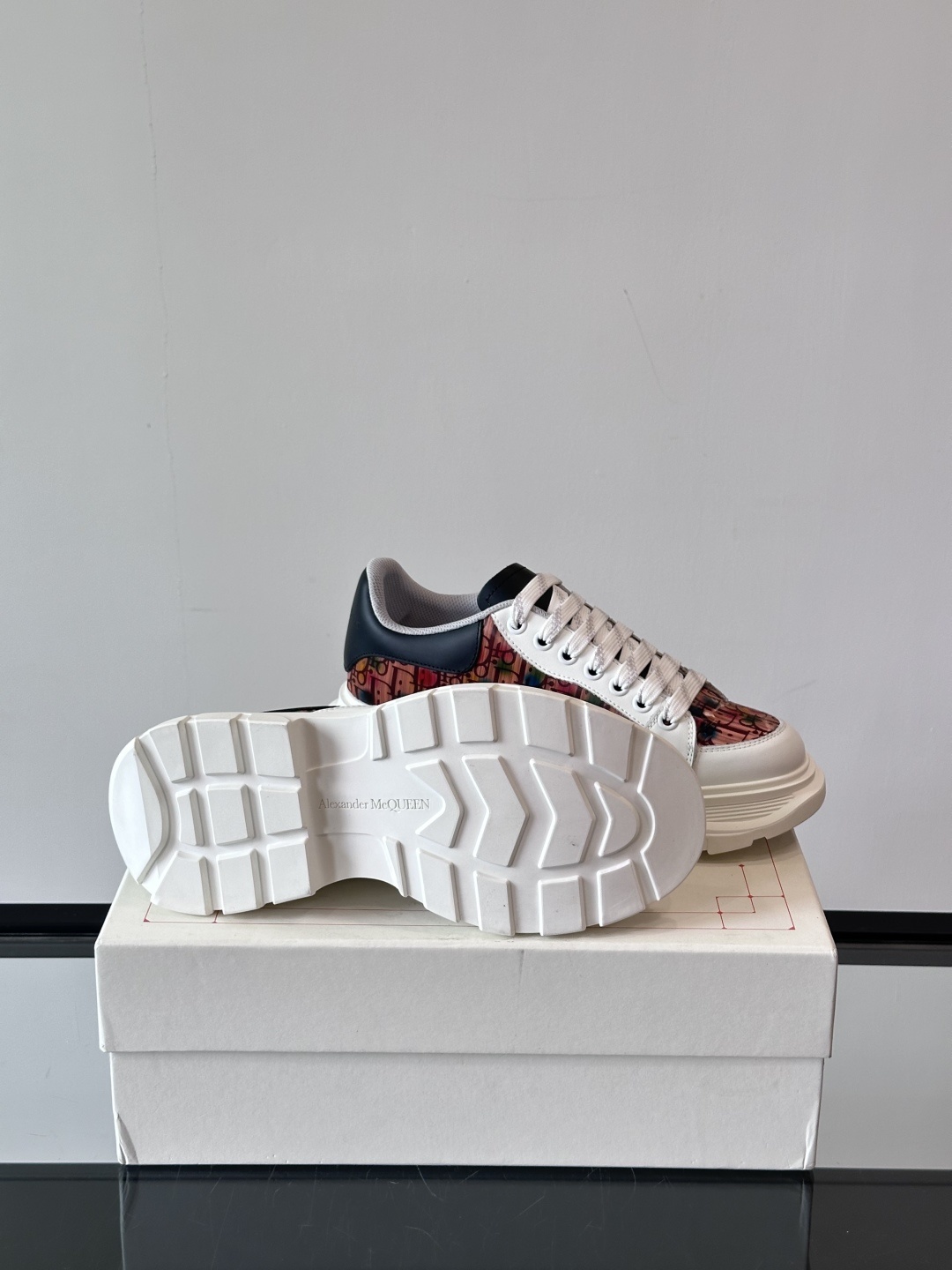 𝐀𝐥𝐞𝐱𝐚𝐧𝐝𝐞𝐫 𝐌𝐜𝐐𝐔𝐄𝐄𝐍亚历山麦昆情侣款‼️ 休闲鞋👟。终极版本 随意PK柜货 麦昆这鞋款一出