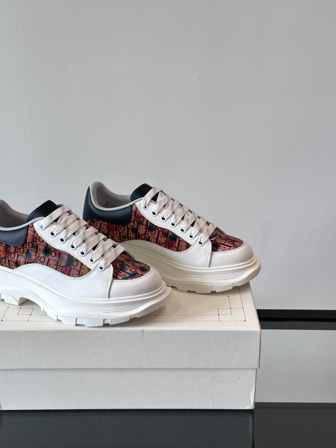 𝐀𝐥𝐞𝐱𝐚𝐧𝐝𝐞𝐫 𝐌𝐜𝐐𝐔𝐄𝐄𝐍亚历山麦昆情侣款‼️ 休闲鞋👟。终极版本 随意PK柜货 麦昆这鞋款一出
