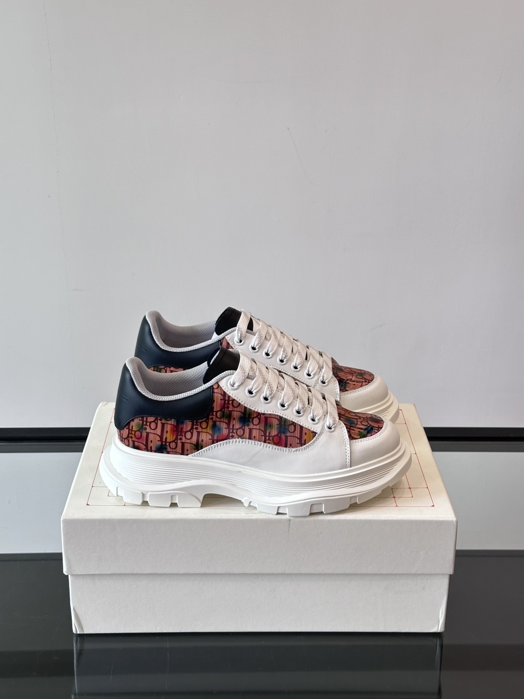 𝐀𝐥𝐞𝐱𝐚𝐧𝐝𝐞𝐫 𝐌𝐜𝐐𝐔𝐄𝐄𝐍亚历山麦昆情侣款‼️ 休闲鞋👟。终极版本 随意PK柜货 麦昆这鞋款一出