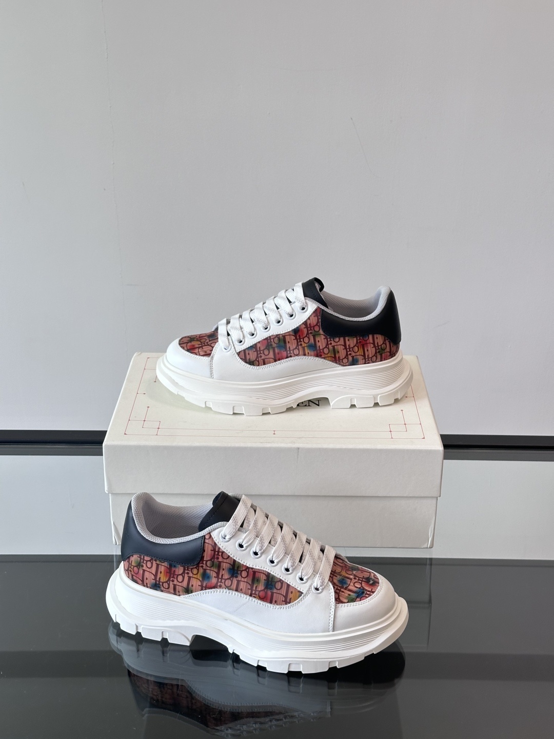 𝐀𝐥𝐞𝐱𝐚𝐧𝐝𝐞𝐫 𝐌𝐜𝐐𝐔𝐄𝐄𝐍亚历山麦昆情侣款‼️ 休闲鞋👟。终极版本 随意PK柜货 麦昆这鞋款一出