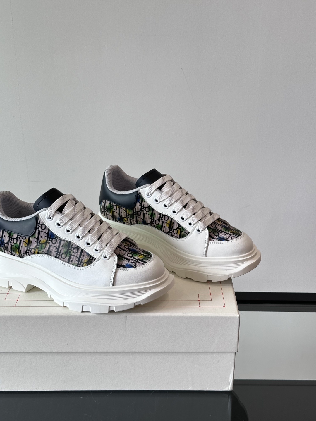 𝐀𝐥𝐞𝐱𝐚𝐧𝐝𝐞𝐫 𝐌𝐜𝐐𝐔𝐄𝐄𝐍亚历山麦昆情侣款‼️ 休闲鞋👟。终极版本 随意PK柜货 麦昆这鞋款一出