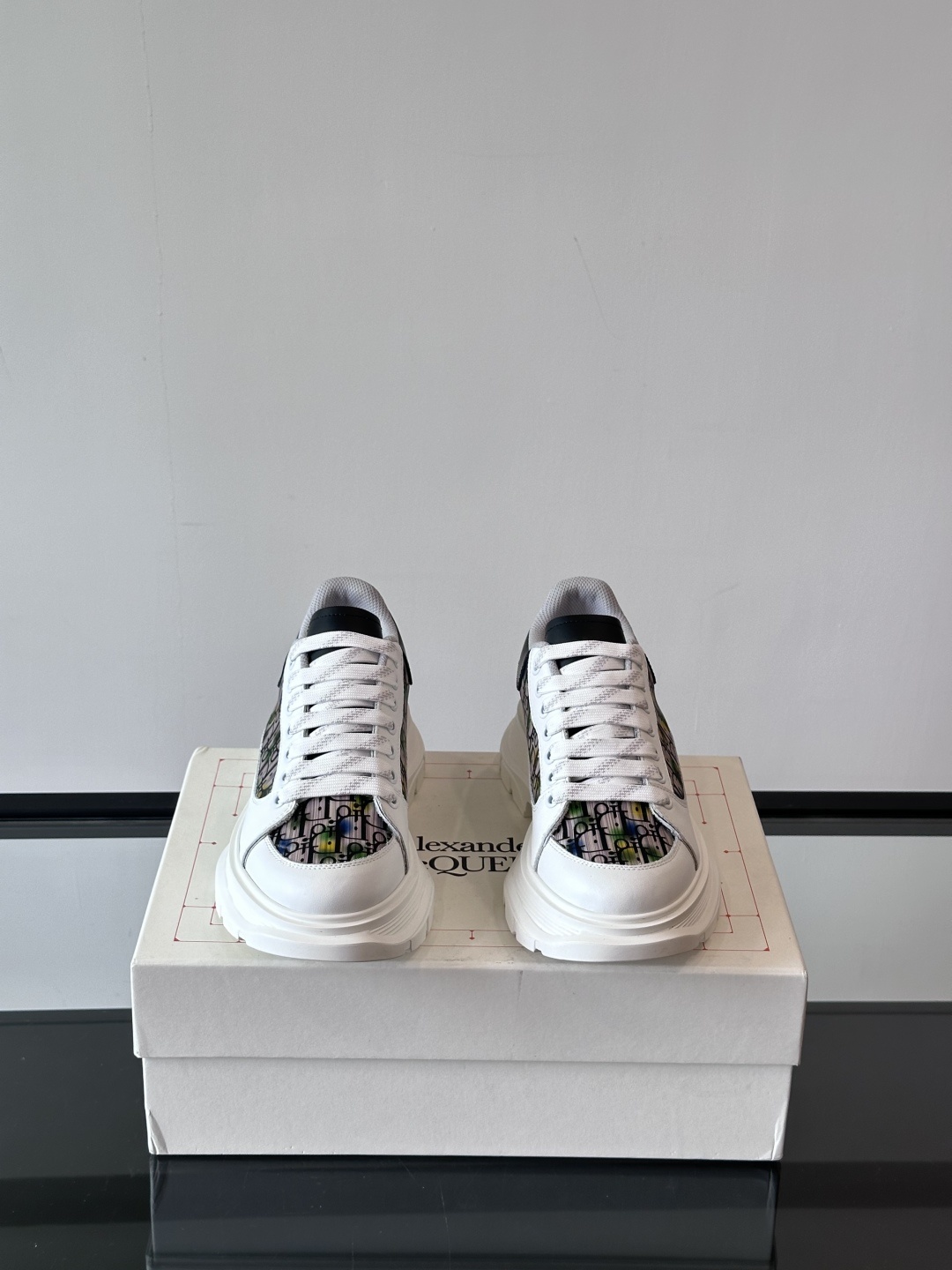 𝐀𝐥𝐞𝐱𝐚𝐧𝐝𝐞𝐫 𝐌𝐜𝐐𝐔𝐄𝐄𝐍亚历山麦昆情侣款‼️ 休闲鞋👟。终极版本 随意PK柜货 麦昆这鞋款一出