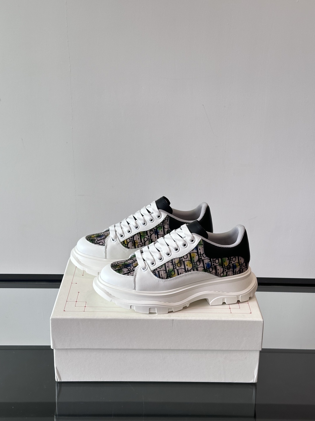 𝐀𝐥𝐞𝐱𝐚𝐧𝐝𝐞𝐫 𝐌𝐜𝐐𝐔𝐄𝐄𝐍亚历山麦昆情侣款‼️ 休闲鞋👟。终极版本 随意PK柜货 麦昆这鞋款一出