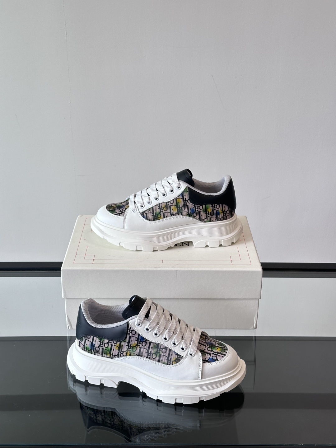 𝐀𝐥𝐞𝐱𝐚𝐧𝐝𝐞𝐫 𝐌𝐜𝐐𝐔𝐄𝐄𝐍亚历山麦昆情侣款‼️ 休闲鞋👟。终极版本 随意PK柜货 麦昆这鞋款一出
