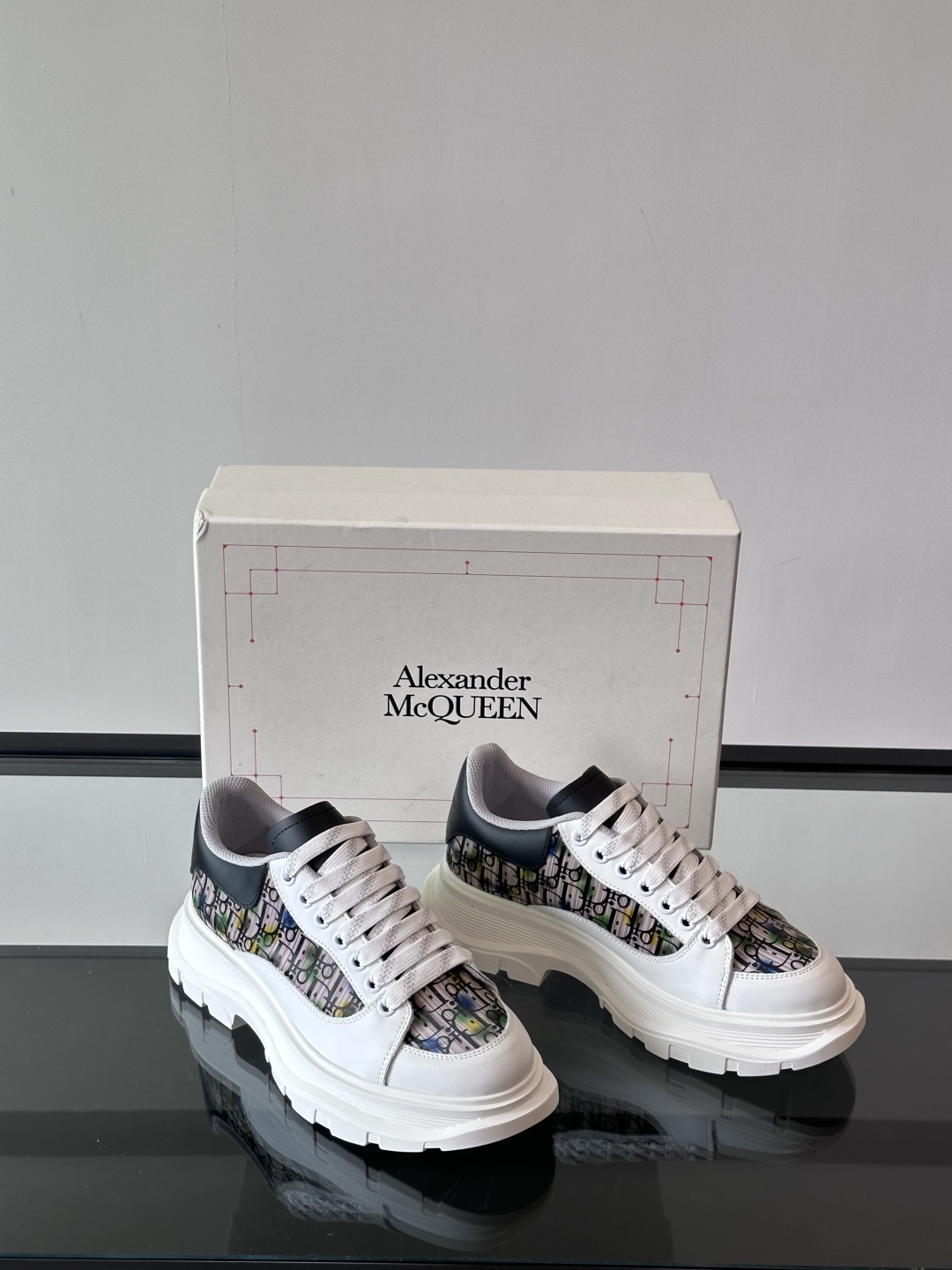 𝐀𝐥𝐞𝐱𝐚𝐧𝐝𝐞𝐫 𝐌𝐜𝐐𝐔𝐄𝐄𝐍亚历山麦昆情侣款‼️ 休闲鞋👟。终极版本 随意PK柜货 麦昆这鞋款一出