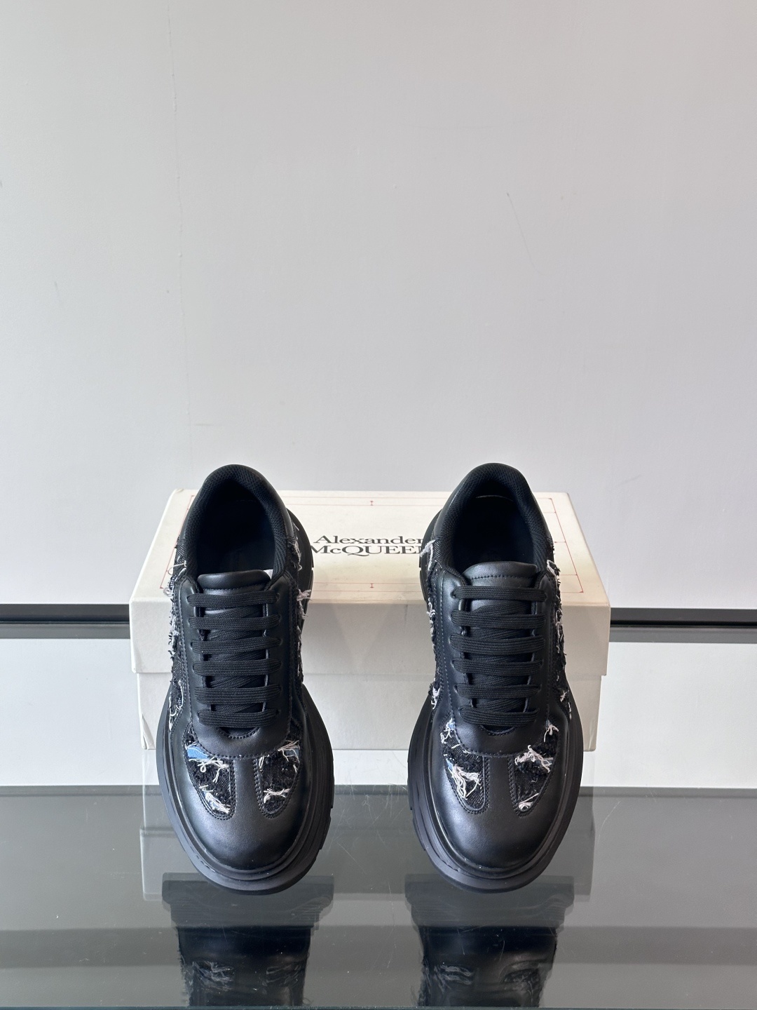 𝐀𝐥𝐞𝐱𝐚𝐧𝐝𝐞𝐫 𝐌𝐜𝐐𝐔𝐄𝐄𝐍亚历山麦昆情侣款‼️ 休闲鞋👟。终极版本 随意PK柜货 麦昆这鞋款一出