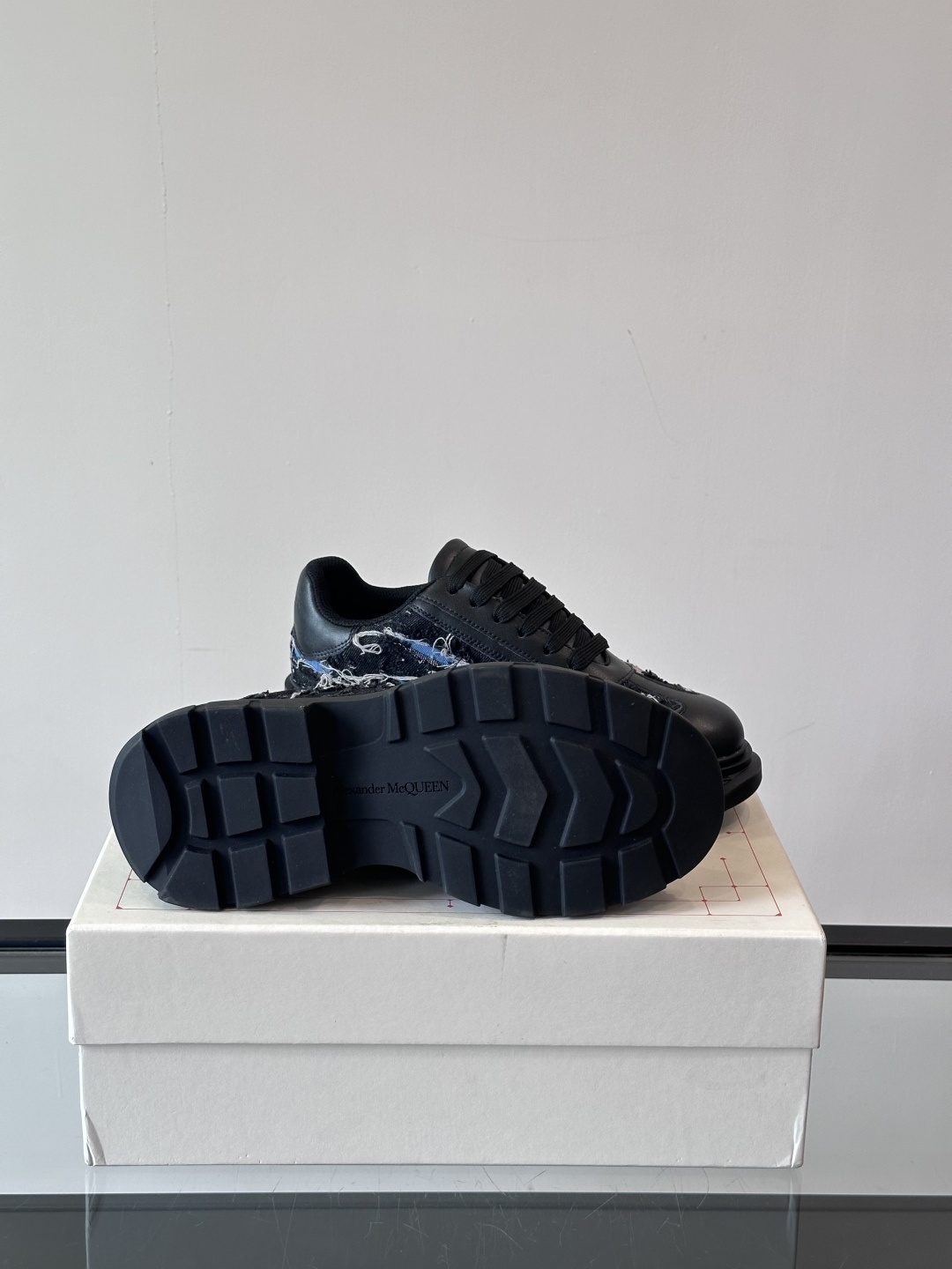 𝐀𝐥𝐞𝐱𝐚𝐧𝐝𝐞𝐫 𝐌𝐜𝐐𝐔𝐄𝐄𝐍亚历山麦昆情侣款‼️ 休闲鞋👟。终极版本 随意PK柜货 麦昆这鞋款一出
