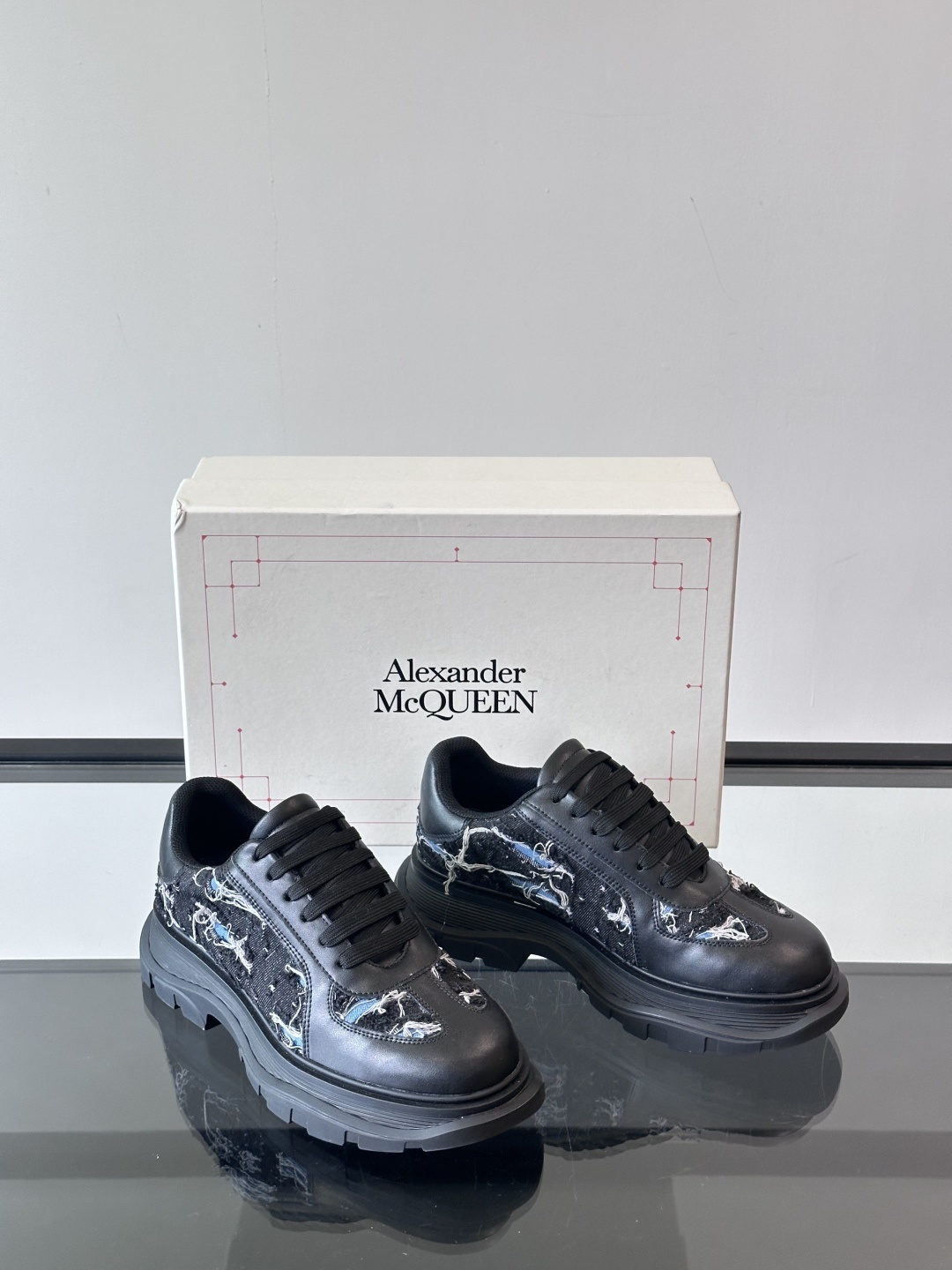 𝐀𝐥𝐞𝐱𝐚𝐧𝐝𝐞𝐫 𝐌𝐜𝐐𝐔𝐄𝐄𝐍亚历山麦昆情侣款‼️ 休闲鞋👟。终极版本 随意PK柜货 麦昆这鞋款一出