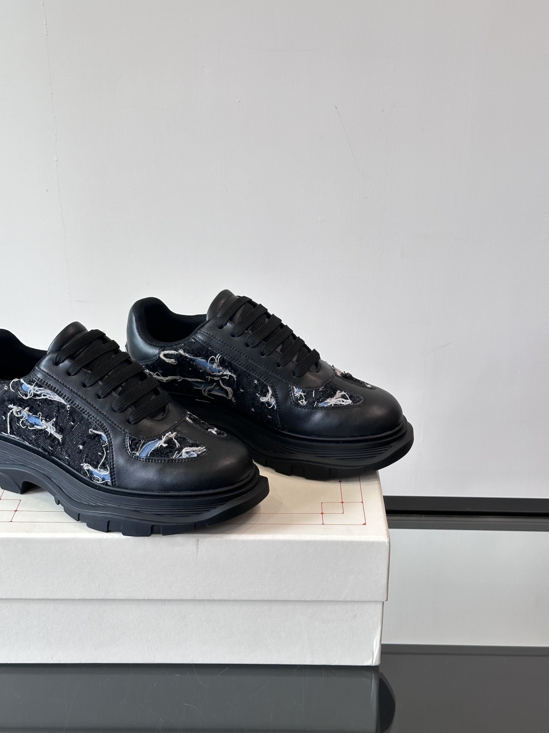 𝐀𝐥𝐞𝐱𝐚𝐧𝐝𝐞𝐫 𝐌𝐜𝐐𝐔𝐄𝐄𝐍亚历山麦昆情侣款‼️ 休闲鞋👟。终极版本 随意PK柜货 麦昆这鞋款一出