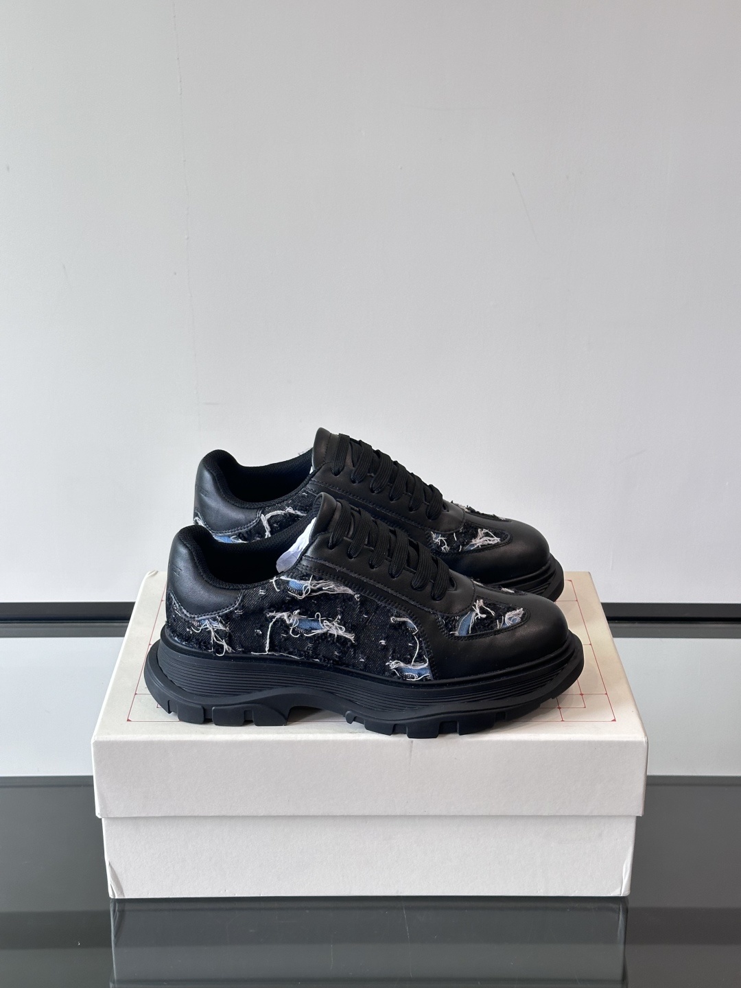 𝐀𝐥𝐞𝐱𝐚𝐧𝐝𝐞𝐫 𝐌𝐜𝐐𝐔𝐄𝐄𝐍亚历山麦昆情侣款‼️ 休闲鞋👟。终极版本 随意PK柜货 麦昆这鞋款一出
