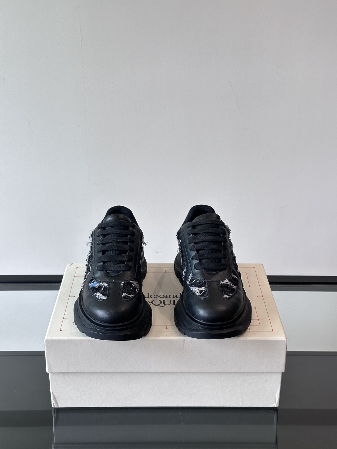 𝐀𝐥𝐞𝐱𝐚𝐧𝐝𝐞𝐫 𝐌𝐜𝐐𝐔𝐄𝐄𝐍亚历山麦昆情侣款‼️ 休闲鞋👟。终极版本 随意PK柜货 麦昆这鞋款一出