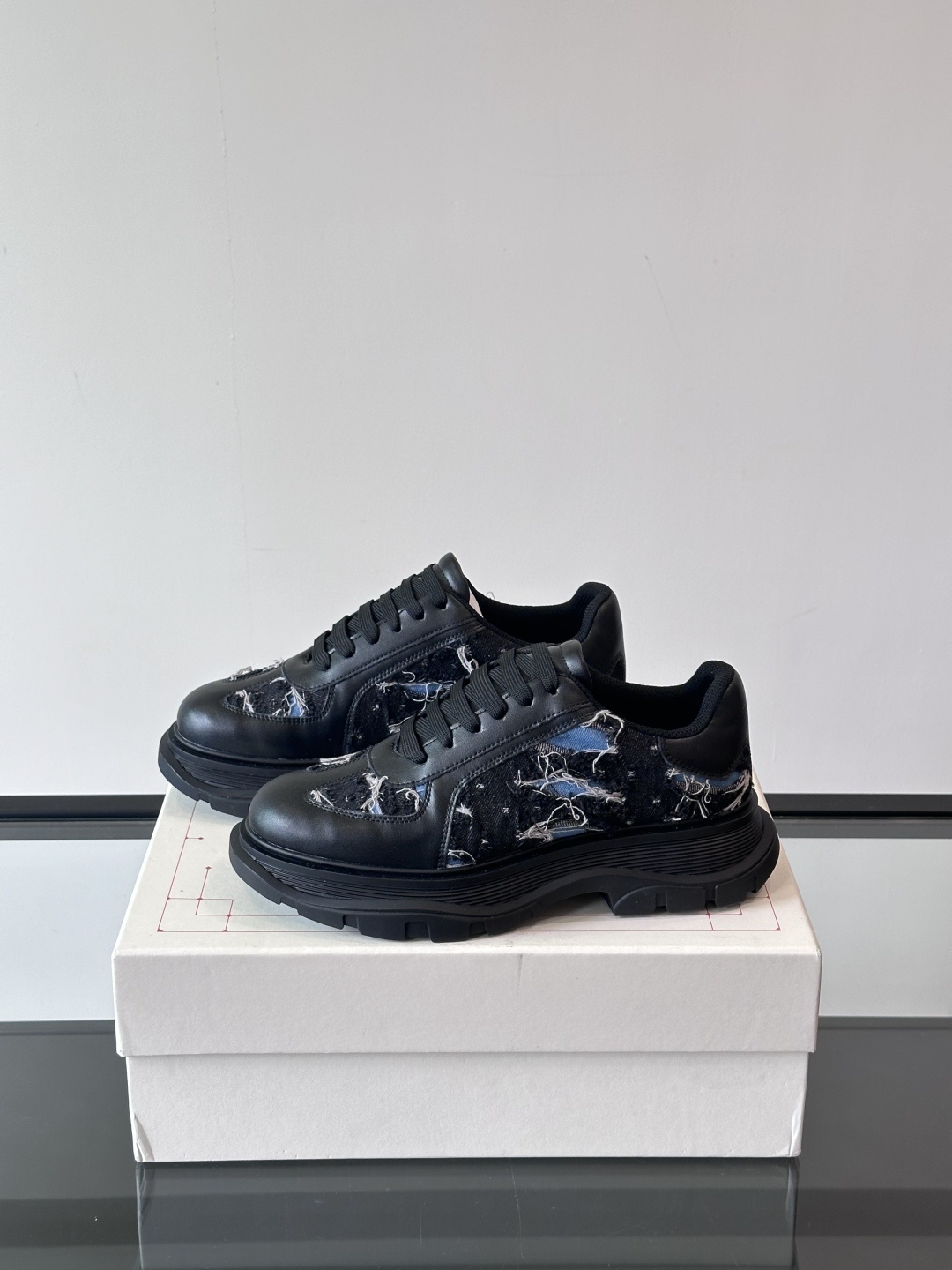 𝐀𝐥𝐞𝐱𝐚𝐧𝐝𝐞𝐫 𝐌𝐜𝐐𝐔𝐄𝐄𝐍亚历山麦昆情侣款‼️ 休闲鞋👟。终极版本 随意PK柜货 麦昆这鞋款一出