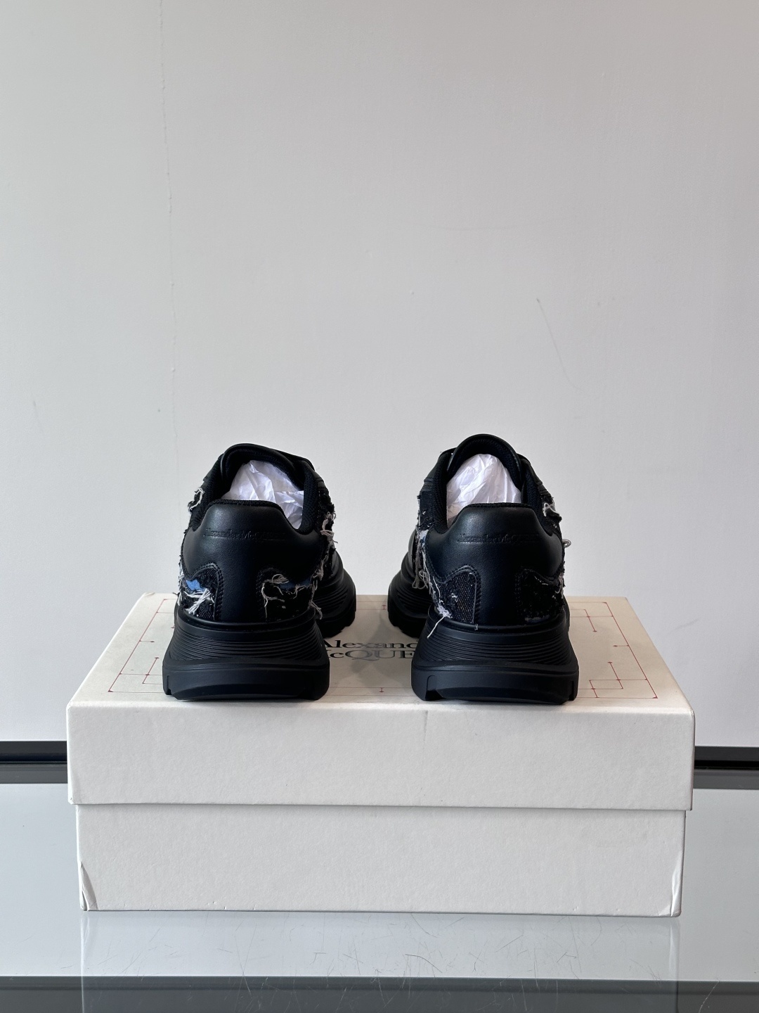 𝐀𝐥𝐞𝐱𝐚𝐧𝐝𝐞𝐫 𝐌𝐜𝐐𝐔𝐄𝐄𝐍亚历山麦昆情侣款‼️ 休闲鞋👟。终极版本 随意PK柜货 麦昆这鞋款一出