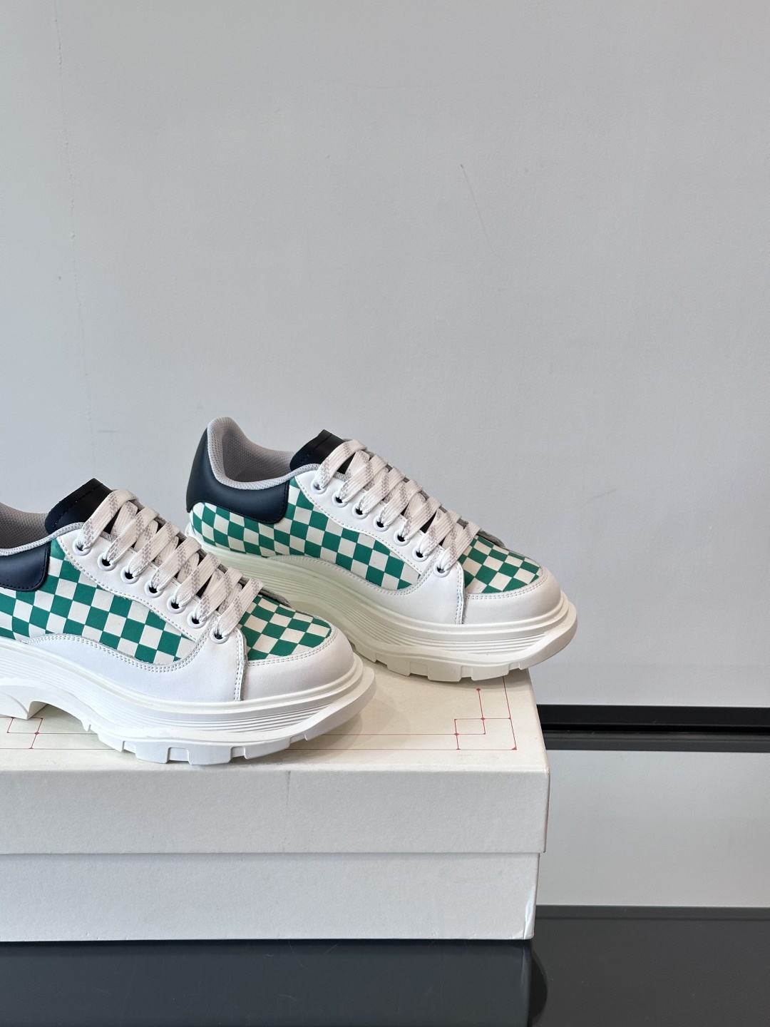 𝐀𝐥𝐞𝐱𝐚𝐧𝐝𝐞𝐫 𝐌𝐜𝐐𝐔𝐄𝐄𝐍亚历山麦昆情侣款‼️ 休闲鞋👟。终极版本 随意PK柜货 麦昆这鞋款一出