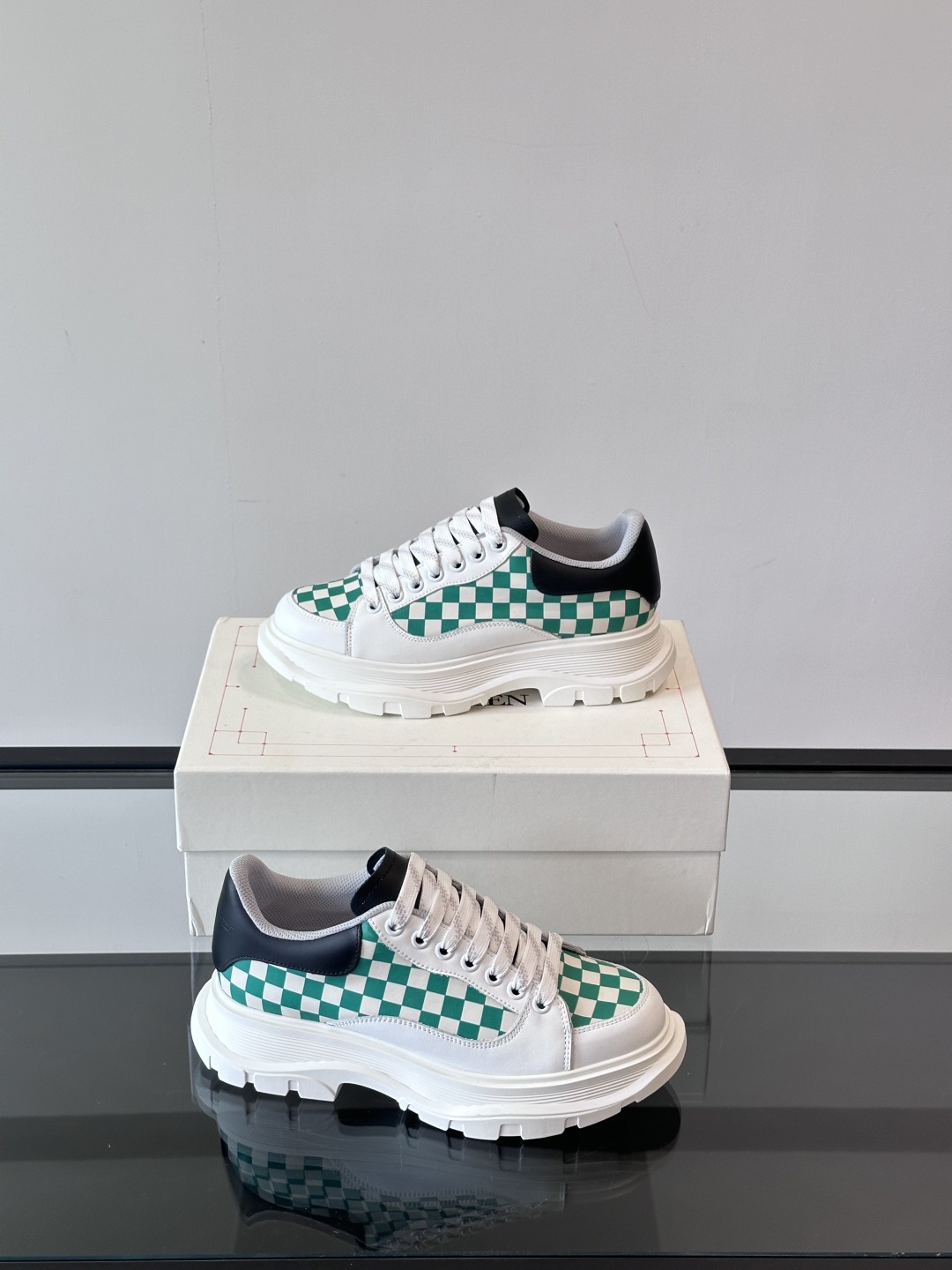 𝐀𝐥𝐞𝐱𝐚𝐧𝐝𝐞𝐫 𝐌𝐜𝐐𝐔𝐄𝐄𝐍亚历山麦昆情侣款‼️ 休闲鞋👟。终极版本 随意PK柜货 麦昆这鞋款一出