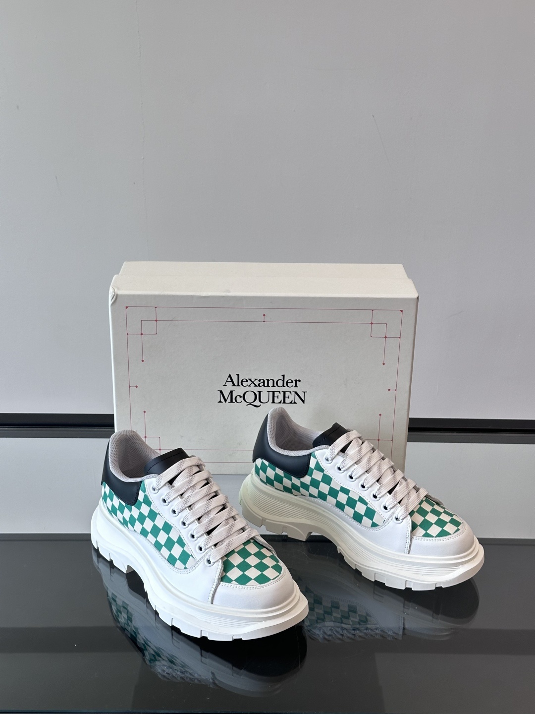 𝐀𝐥𝐞𝐱𝐚𝐧𝐝𝐞𝐫 𝐌𝐜𝐐𝐔𝐄𝐄𝐍亚历山麦昆情侣款‼️ 休闲鞋👟。终极版本 随意PK柜货 麦昆这鞋款一出
