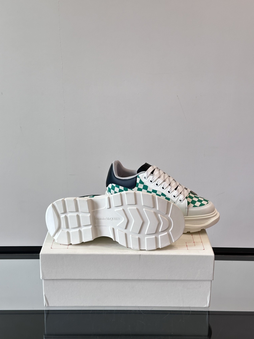 𝐀𝐥𝐞𝐱𝐚𝐧𝐝𝐞𝐫 𝐌𝐜𝐐𝐔𝐄𝐄𝐍亚历山麦昆情侣款‼️ 休闲鞋👟。终极版本 随意PK柜货 麦昆这鞋款一出