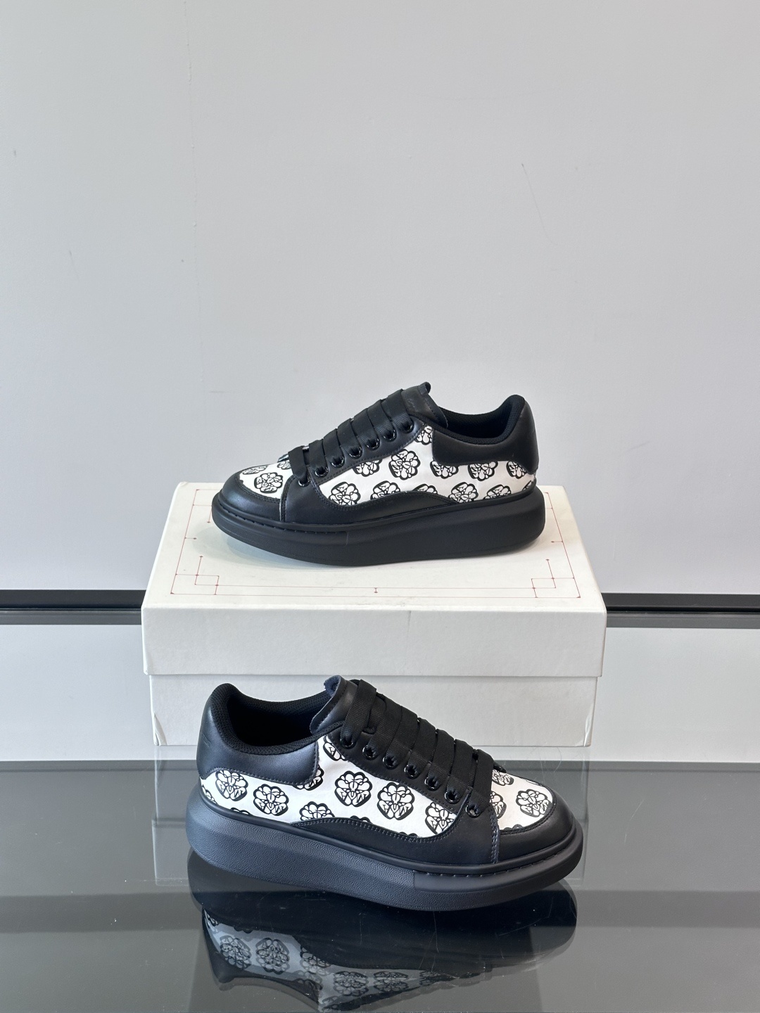 𝐀𝐥𝐞𝐱𝐚𝐧𝐝𝐞𝐫 𝐌𝐜𝐐𝐔𝐄𝐄𝐍亚历山麦昆情侣款‼️ 休闲鞋👟。终极版本 随意PK柜货 麦昆这鞋款一出