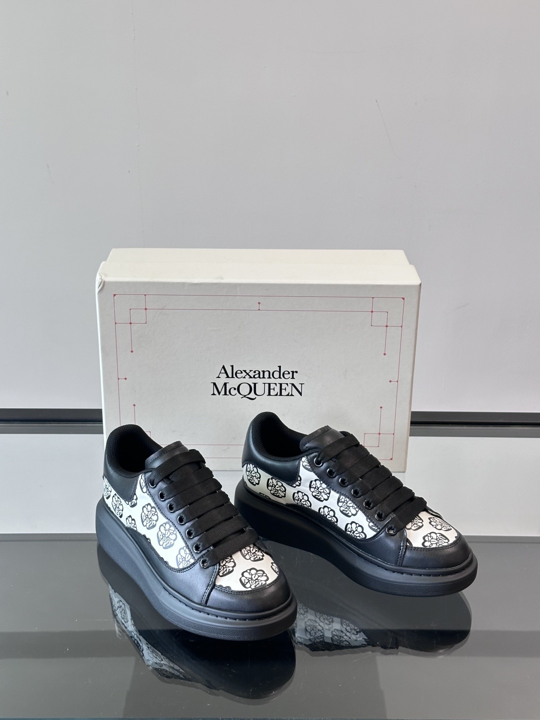 𝐀𝐥𝐞𝐱𝐚𝐧𝐝𝐞𝐫 𝐌𝐜𝐐𝐔𝐄𝐄𝐍亚历山麦昆情侣款‼️ 休闲鞋👟。终极版本 随意PK柜货 麦昆这鞋款一出