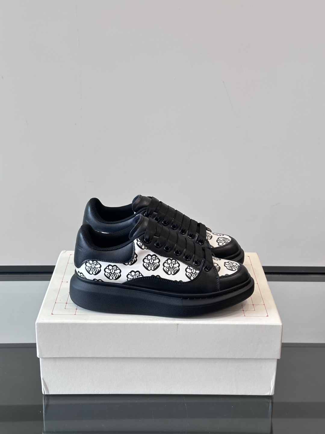 𝐀𝐥𝐞𝐱𝐚𝐧𝐝𝐞𝐫 𝐌𝐜𝐐𝐔𝐄𝐄𝐍亚历山麦昆情侣款‼️ 休闲鞋👟。终极版本 随意PK柜货 麦昆这鞋款一出