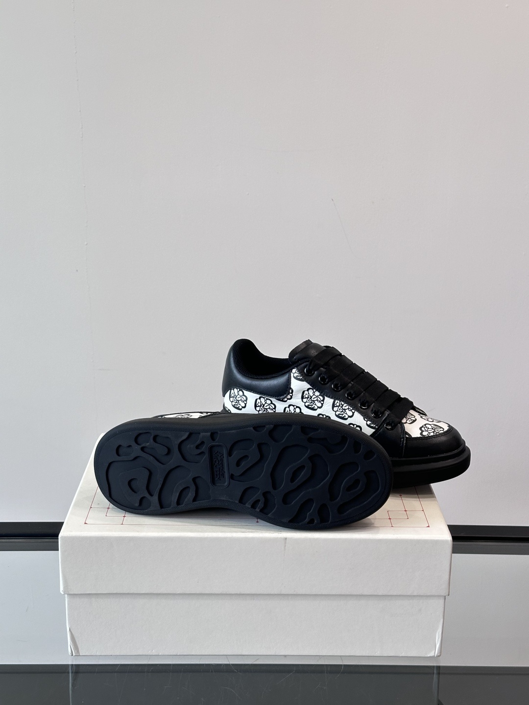 𝐀𝐥𝐞𝐱𝐚𝐧𝐝𝐞𝐫 𝐌𝐜𝐐𝐔𝐄𝐄𝐍亚历山麦昆情侣款‼️ 休闲鞋👟。终极版本 随意PK柜货 麦昆这鞋款一出