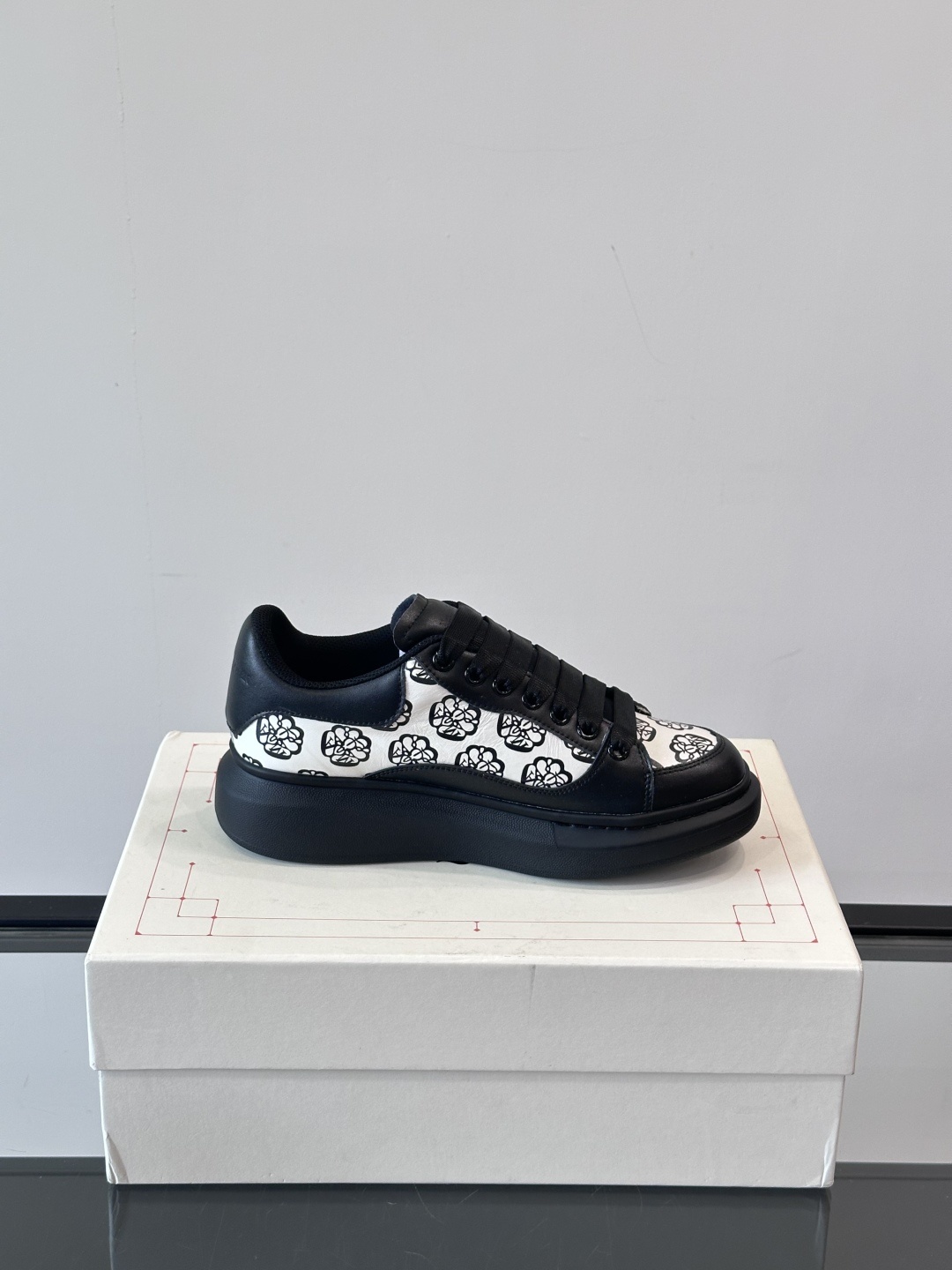 𝐀𝐥𝐞𝐱𝐚𝐧𝐝𝐞𝐫 𝐌𝐜𝐐𝐔𝐄𝐄𝐍亚历山麦昆情侣款‼️ 休闲鞋👟。终极版本 随意PK柜货 麦昆这鞋款一出