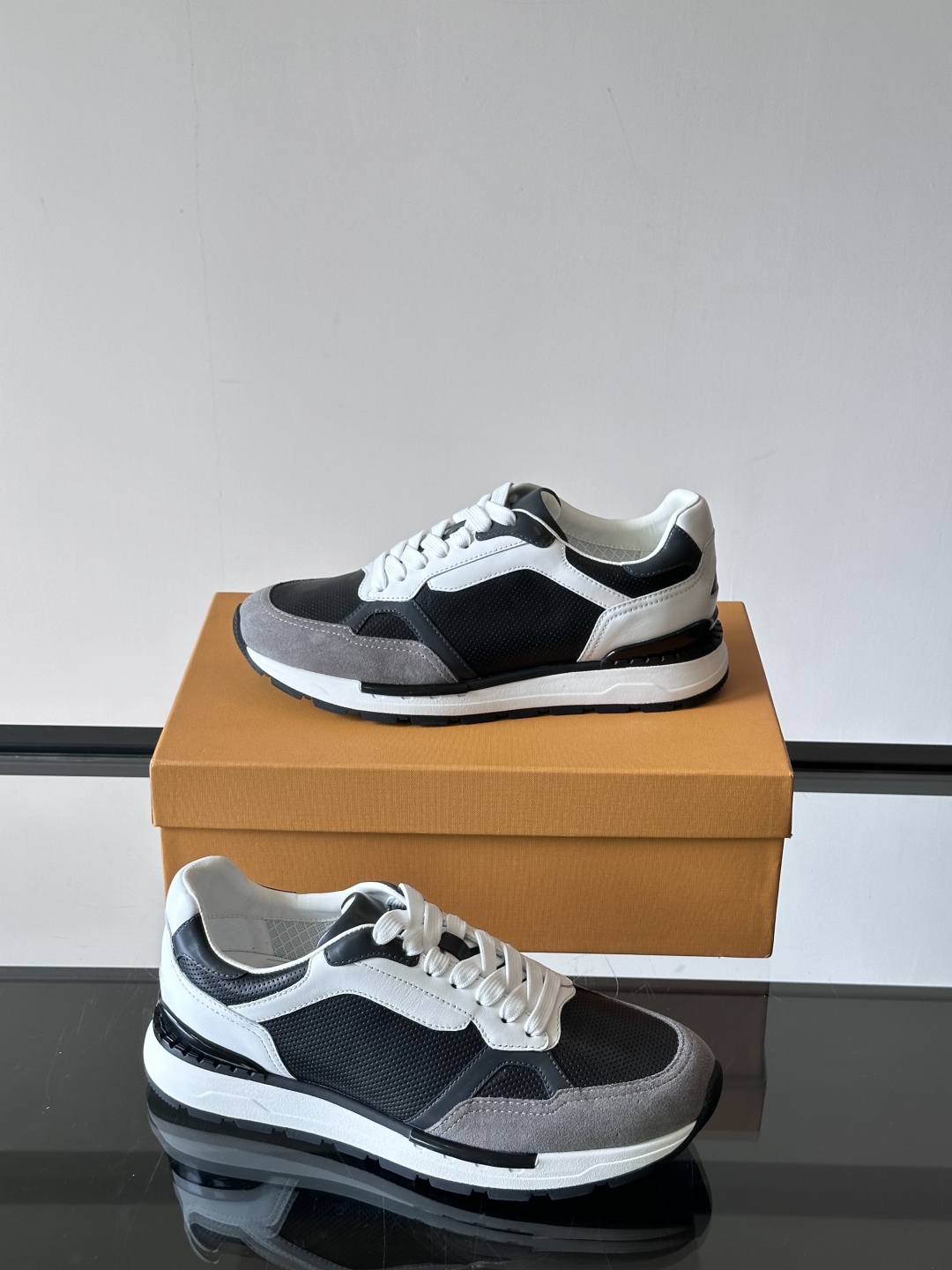 TOD'S/托德斯 新款男士拼接运动鞋，本款运动鞋以多材质拼接而成，绒面牛皮革和光滑小牛皮制作，立体几何