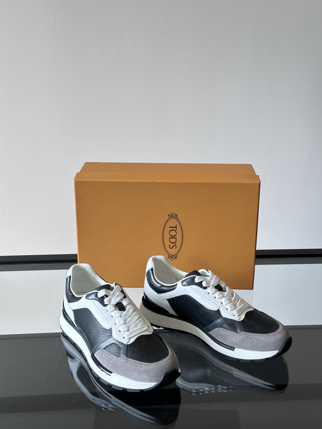 TOD'S/托德斯 新款男士拼接运动鞋，本款运动鞋以多材质拼接而成，绒面牛皮革和光滑小牛皮制作，立体几何