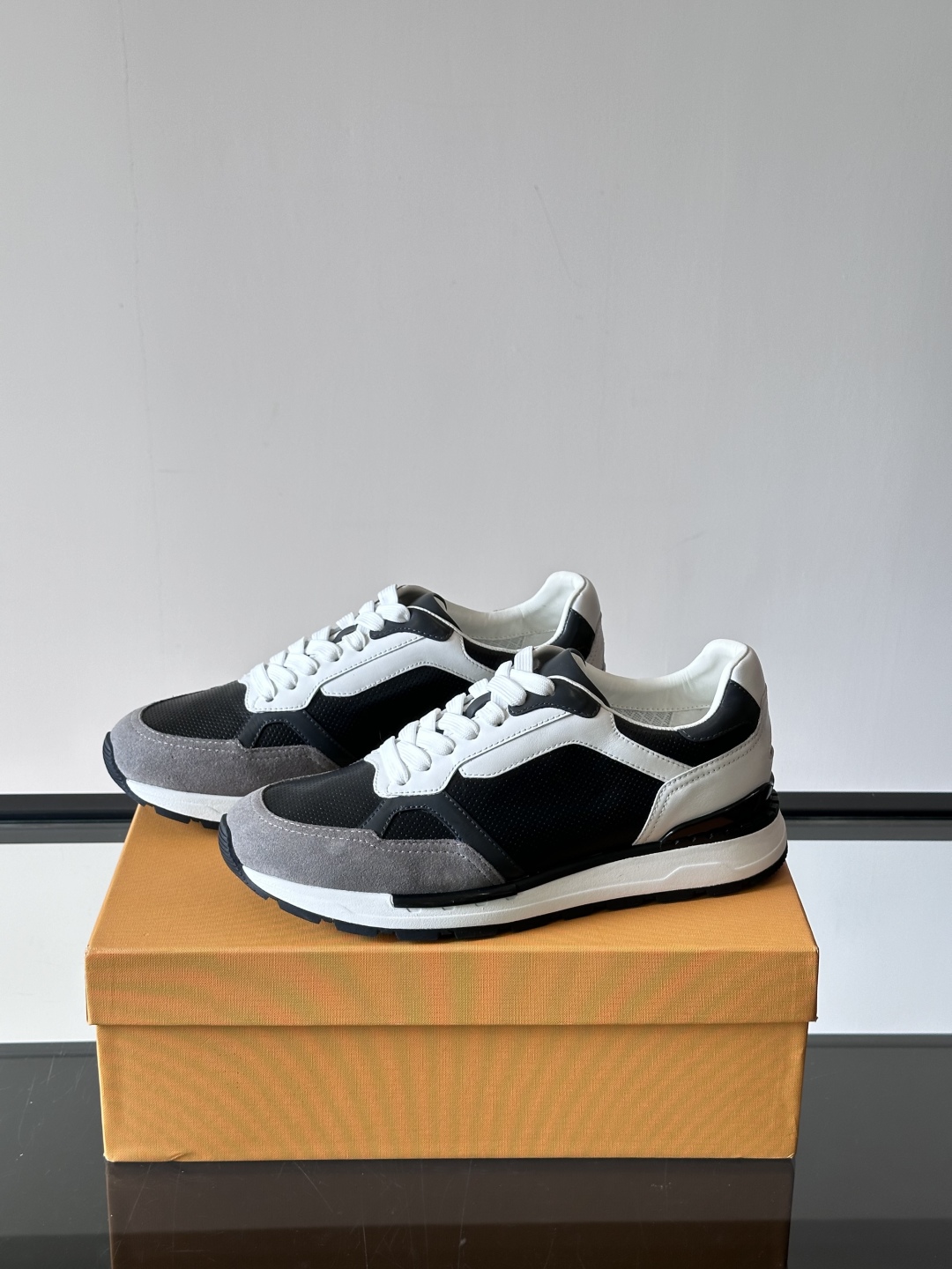TOD'S/托德斯 新款男士拼接运动鞋，本款运动鞋以多材质拼接而成，绒面牛皮革和光滑小牛皮制作，立体几何