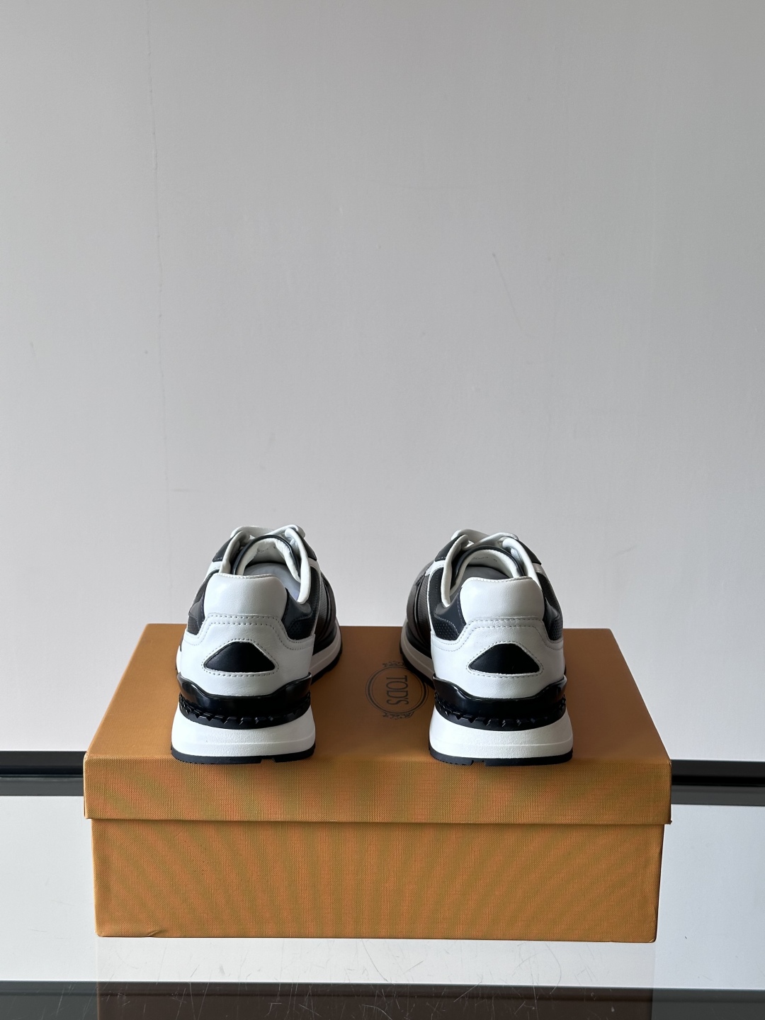 TOD'S/托德斯 新款男士拼接运动鞋，本款运动鞋以多材质拼接而成，绒面牛皮革和光滑小牛皮制作，立体几何