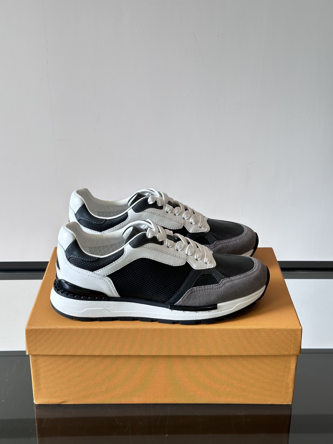 TOD'S/托德斯 新款男士拼接运动鞋，本款运动鞋以多材质拼接而成，绒面牛皮革和光滑小牛皮制作，立体几何
