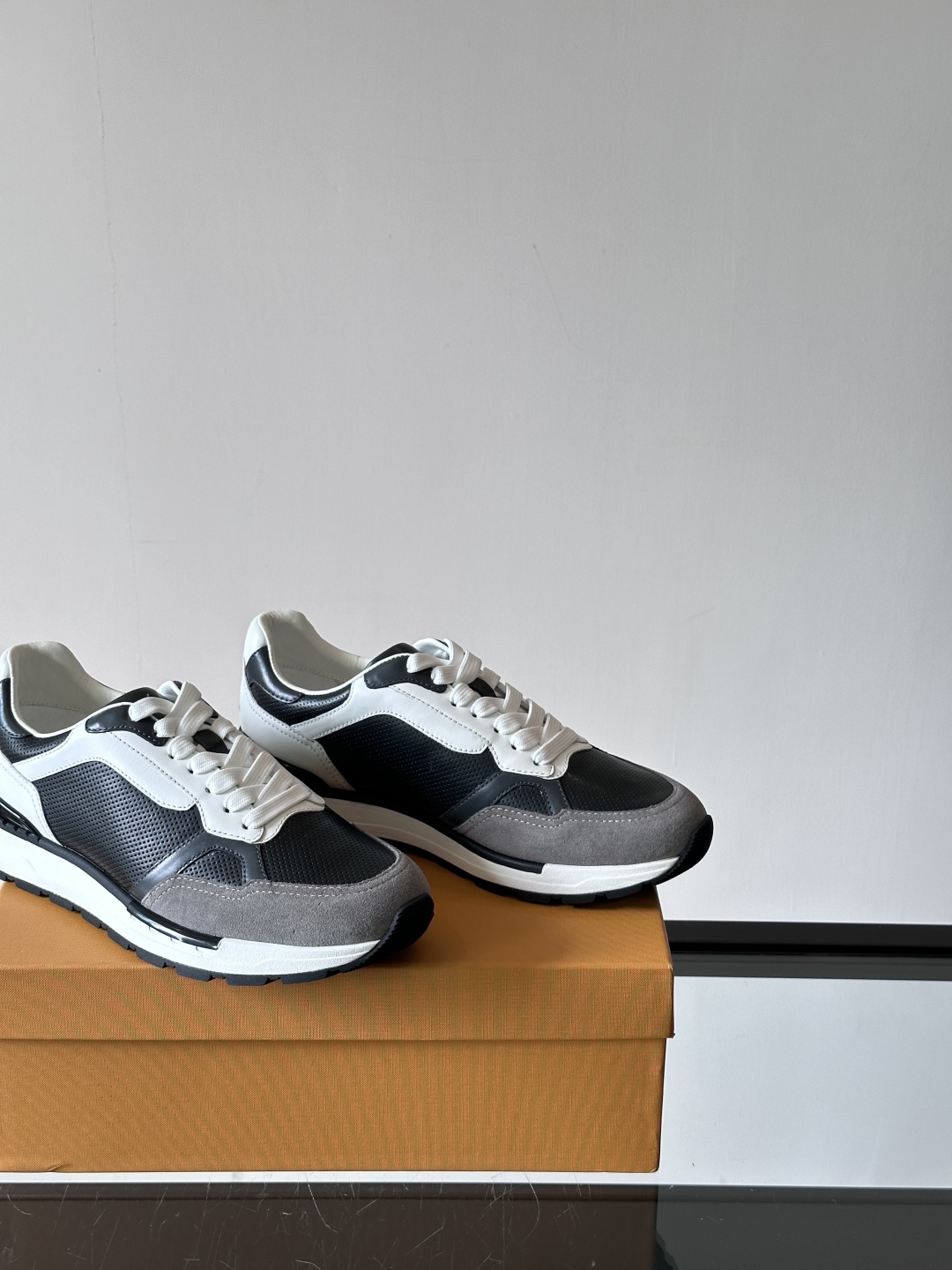 TOD'S/托德斯 新款男士拼接运动鞋，本款运动鞋以多材质拼接而成，绒面牛皮革和光滑小牛皮制作，立体几何