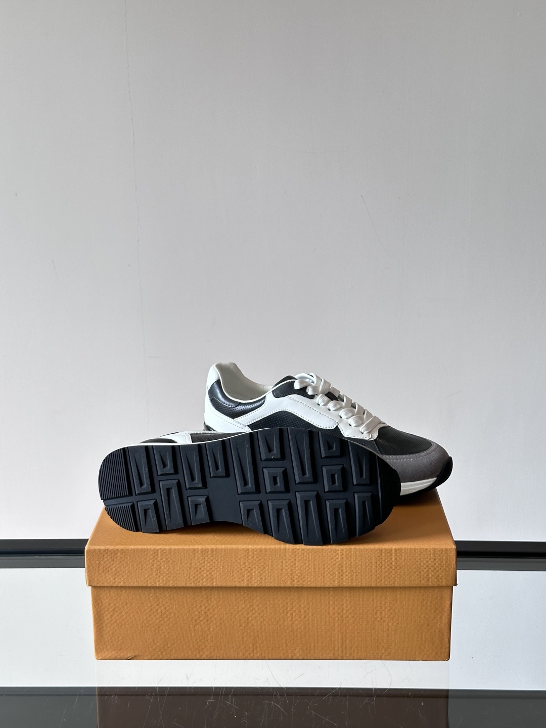 TOD'S/托德斯 新款男士拼接运动鞋，本款运动鞋以多材质拼接而成，绒面牛皮革和光滑小牛皮制作，立体几何