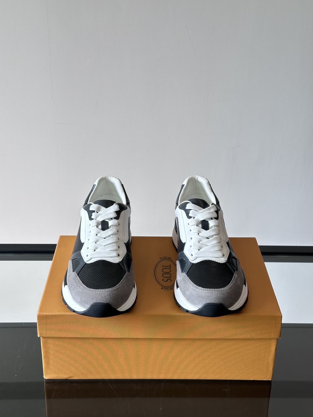 TOD'S/托德斯 新款男士拼接运动鞋，本款运动鞋以多材质拼接而成，绒面牛皮革和光滑小牛皮制作，立体几何