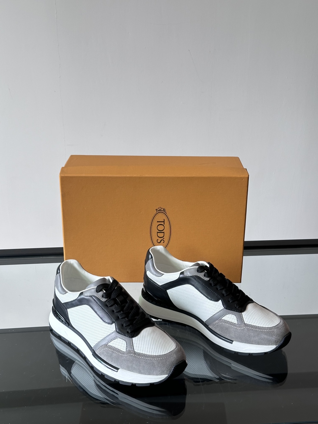 TOD'S/托德斯 新款男士拼接运动鞋，本款运动鞋以多材质拼接而成，绒面牛皮革和光滑小牛皮制作，立体几何