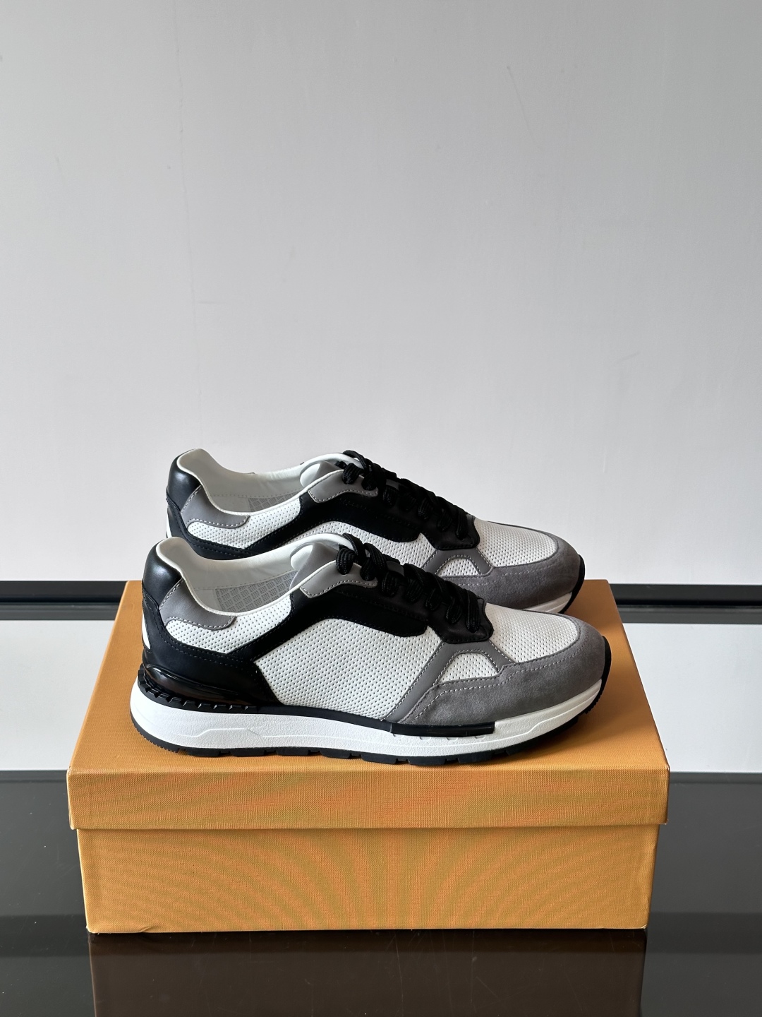 TOD'S/托德斯 新款男士拼接运动鞋，本款运动鞋以多材质拼接而成，绒面牛皮革和光滑小牛皮制作，立体几何