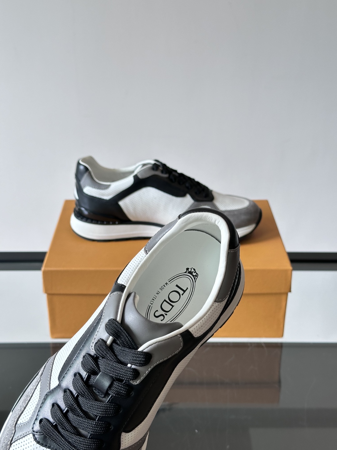 TOD'S/托德斯 新款男士拼接运动鞋，本款运动鞋以多材质拼接而成，绒面牛皮革和光滑小牛皮制作，立体几何